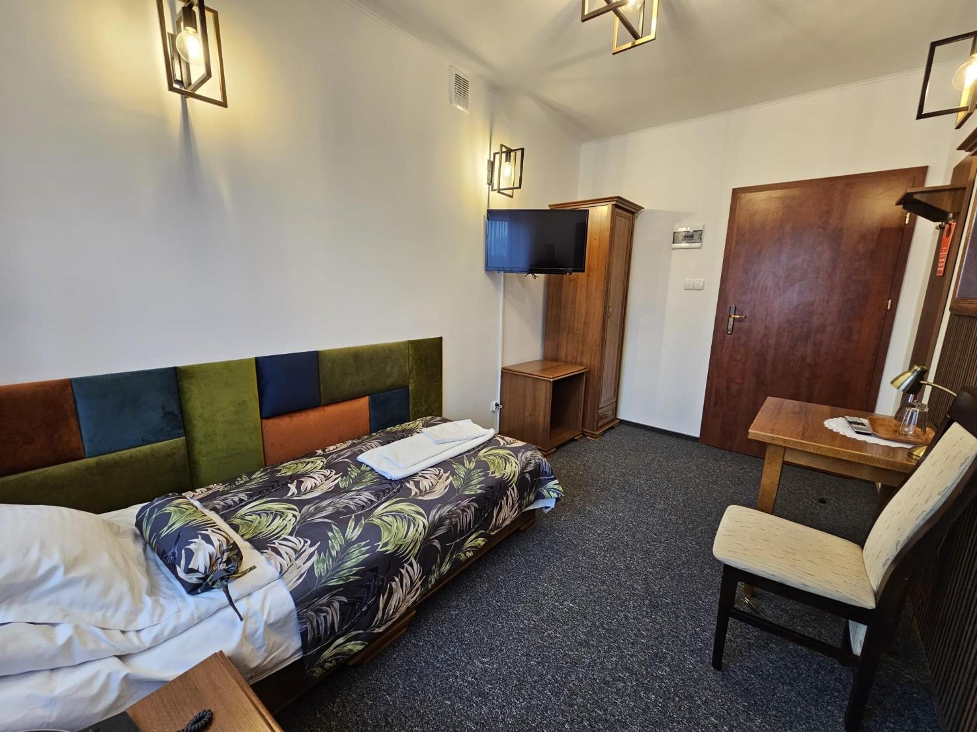 Single Room with Bathroom photo 2
