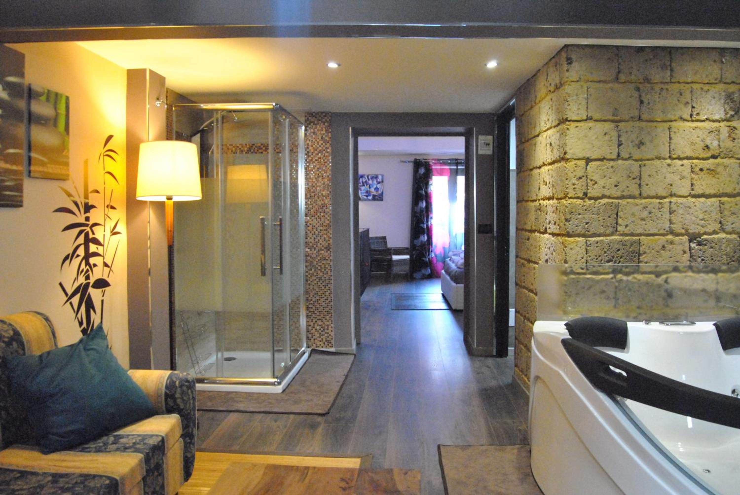 Deluxe Suite with Spa Bath photo 3