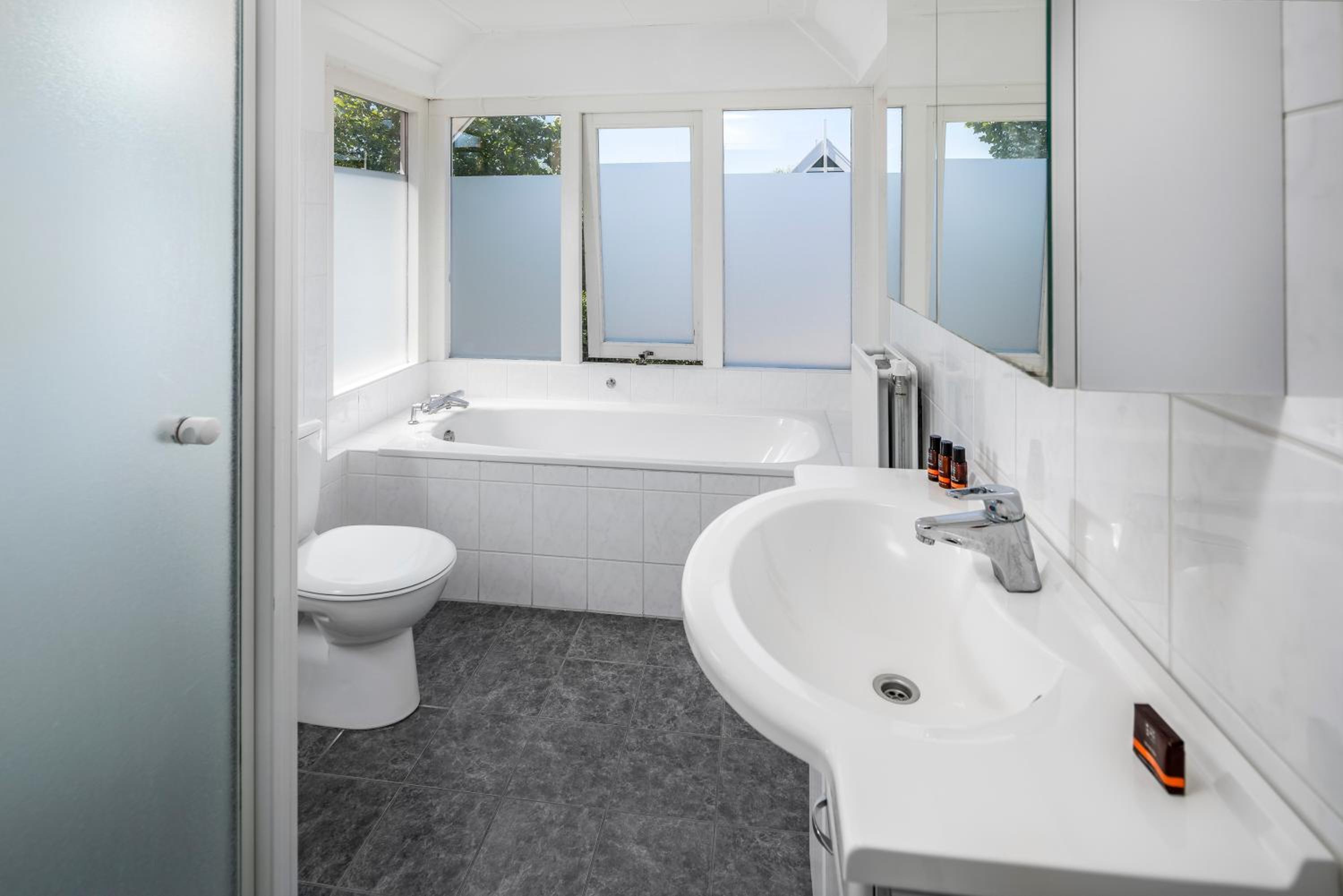 Six-Bedroom House photo 2