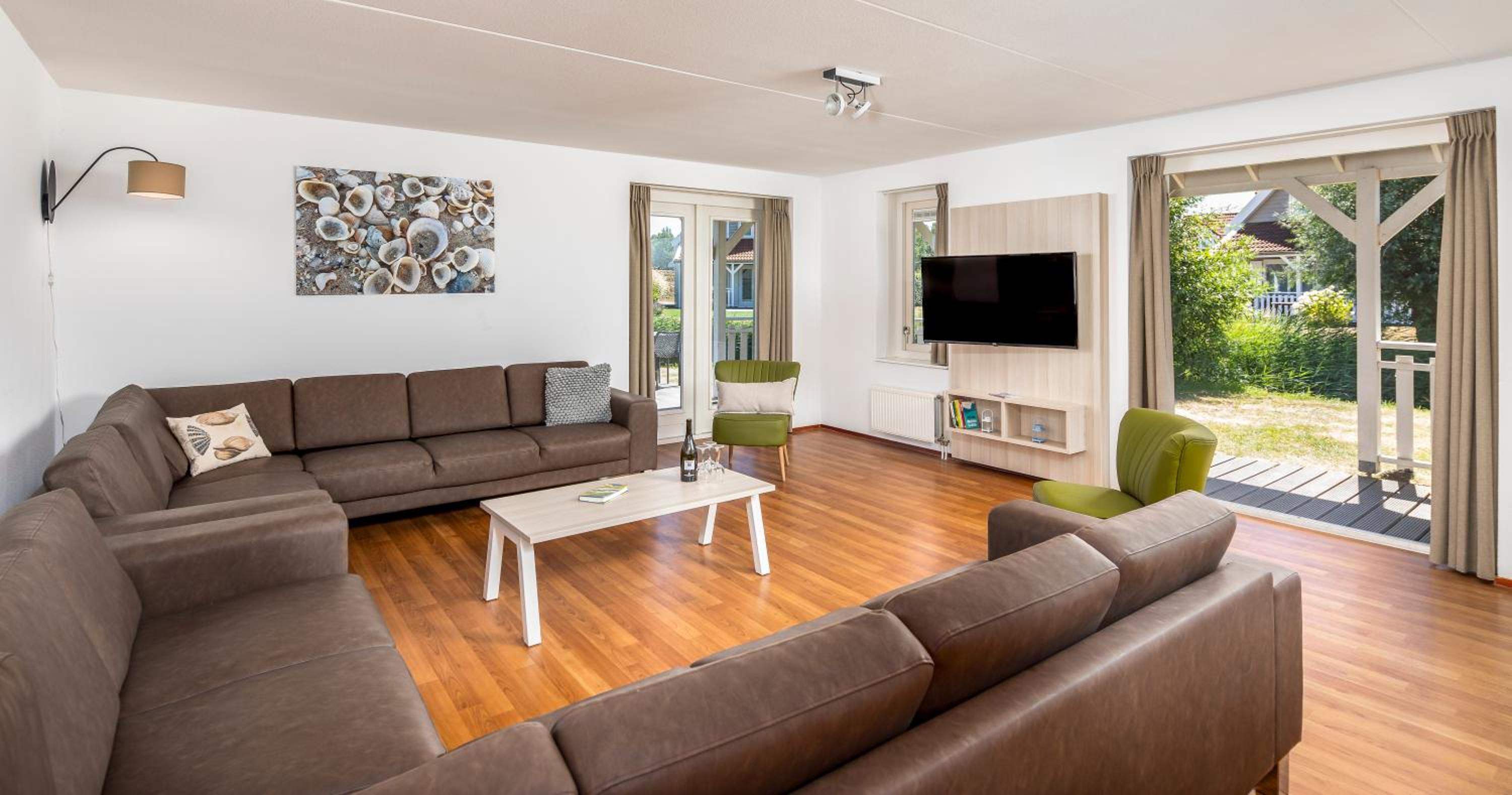 Six-Bedroom House photo 1