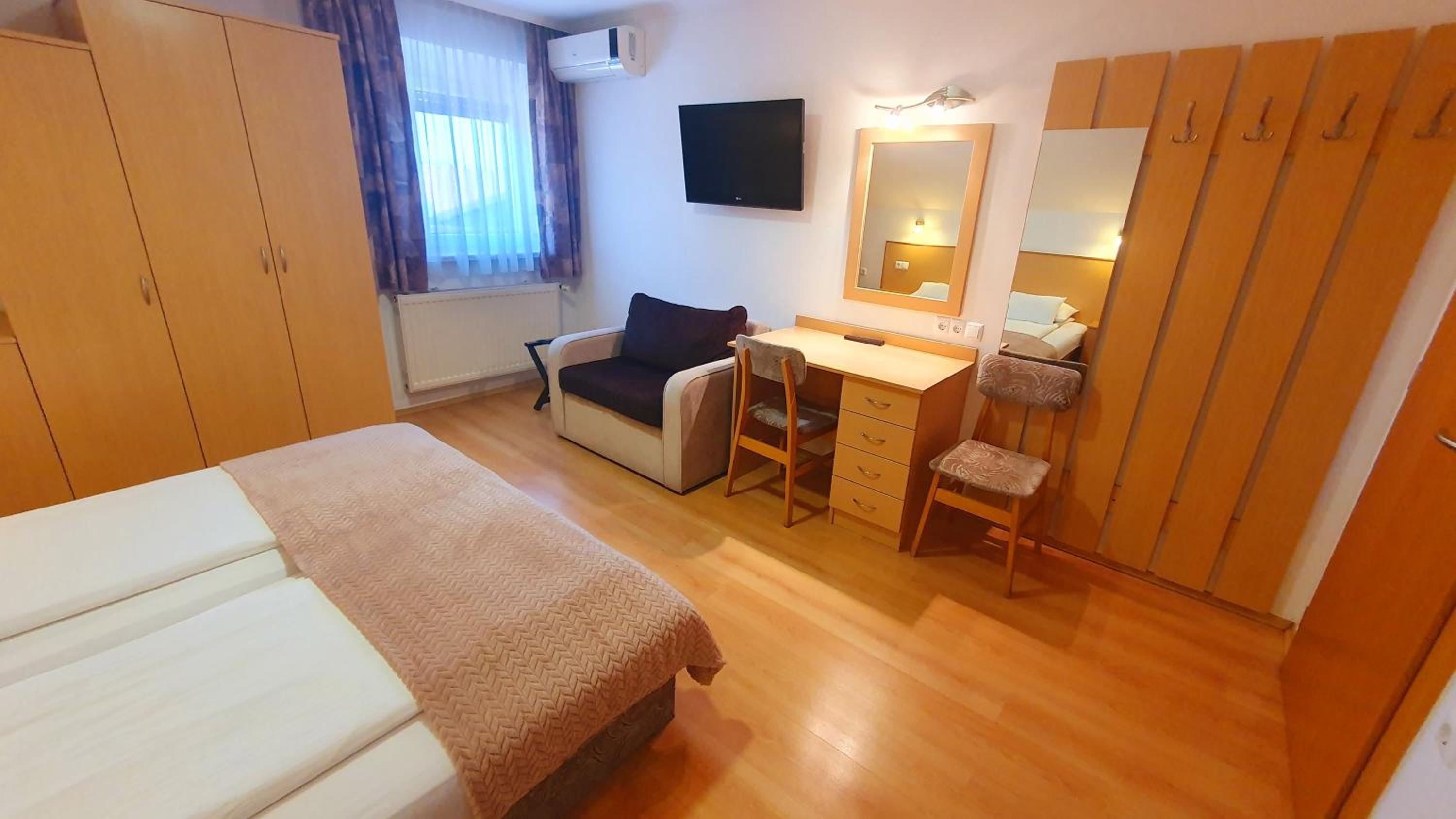 Standard Double or Twin Room - Photo 3
