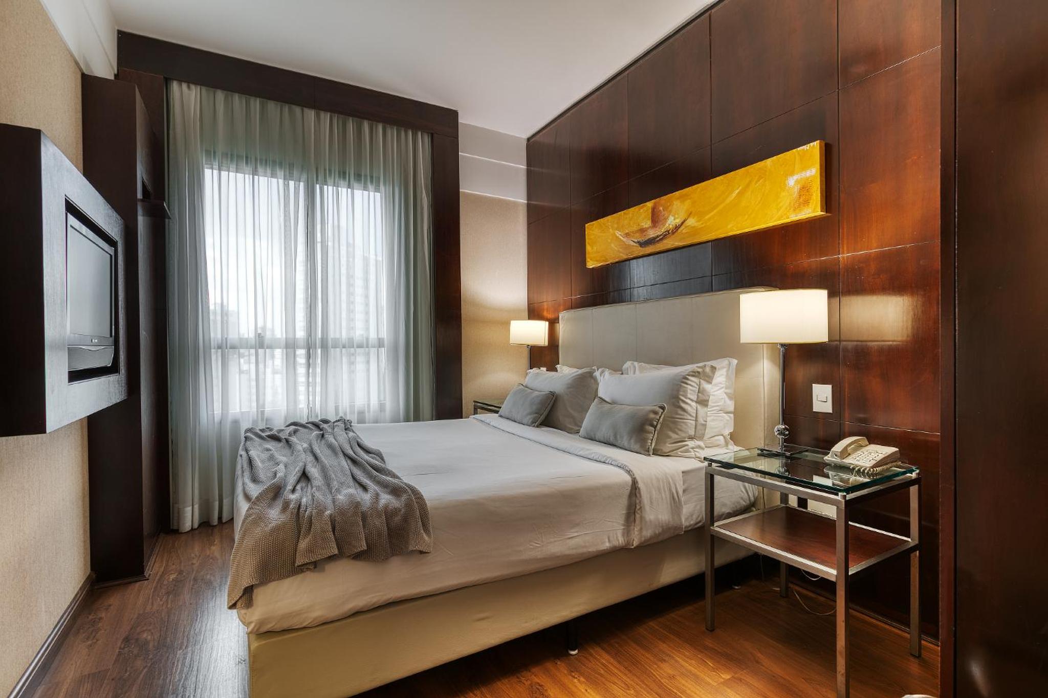 Junior Suite with Queen Bed and Sofa Bed - Photo 5