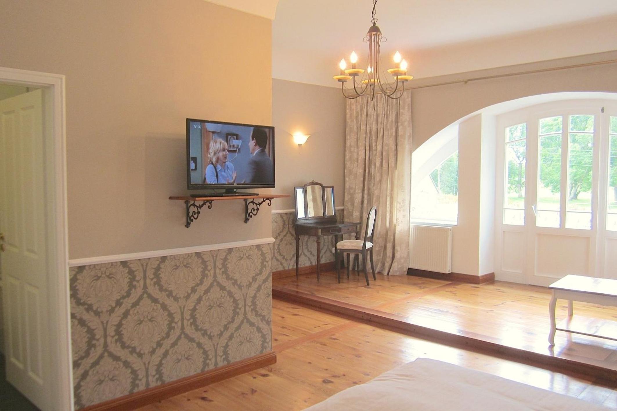 Junior Suite with Balcony - Photo 4