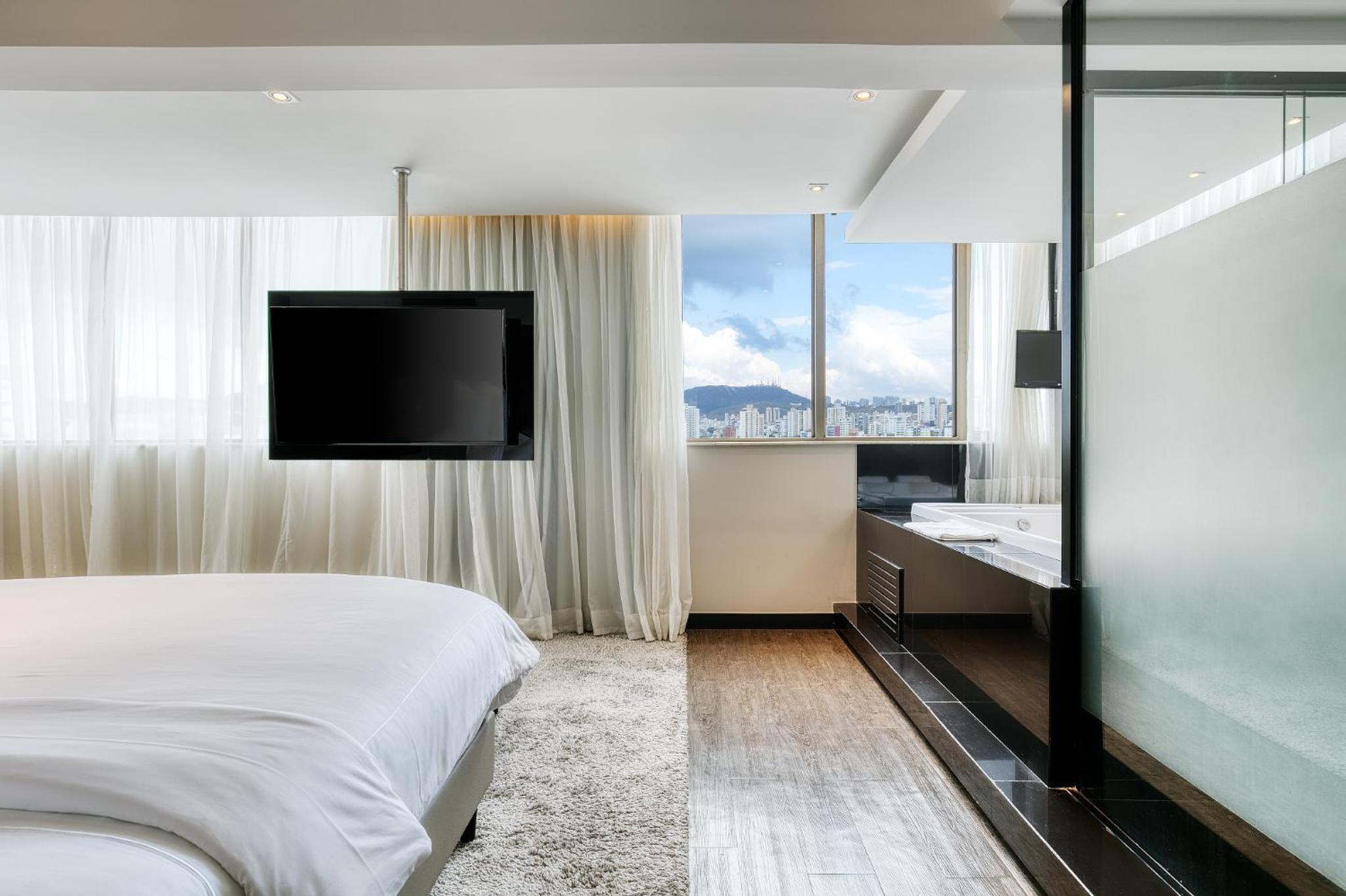 Executive Suite with King bed - Photo 1