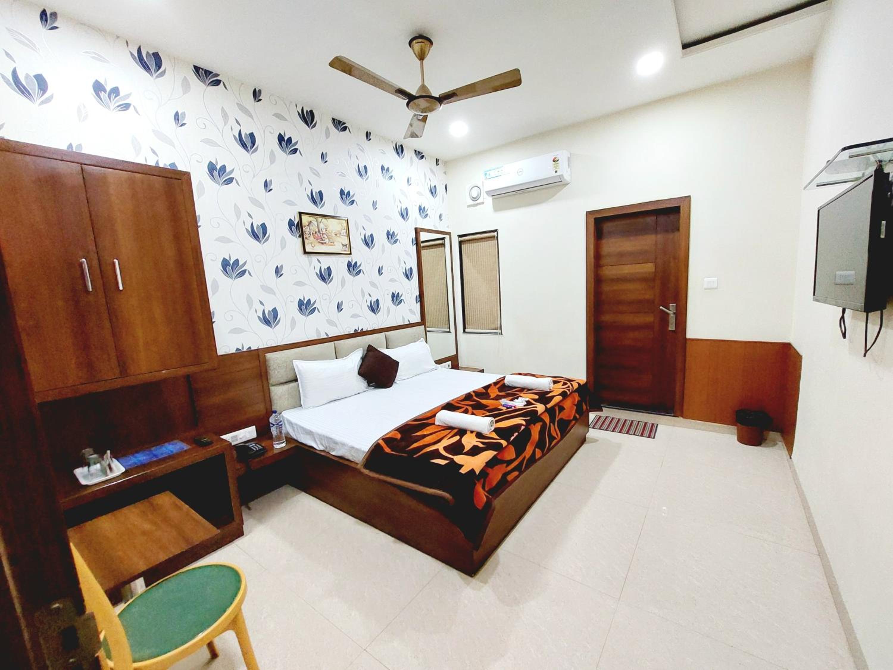Deluxe Room (2 Adults + 1 Child)