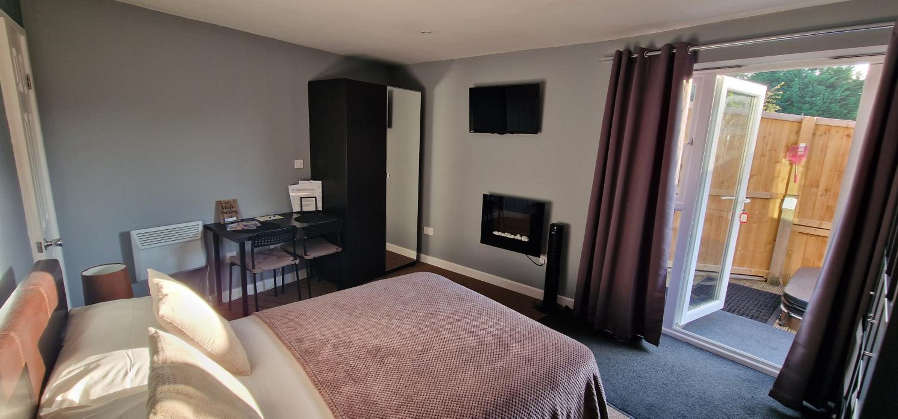 Superior Double Room - Annex (Brick Built) with Hot Tub photo 2