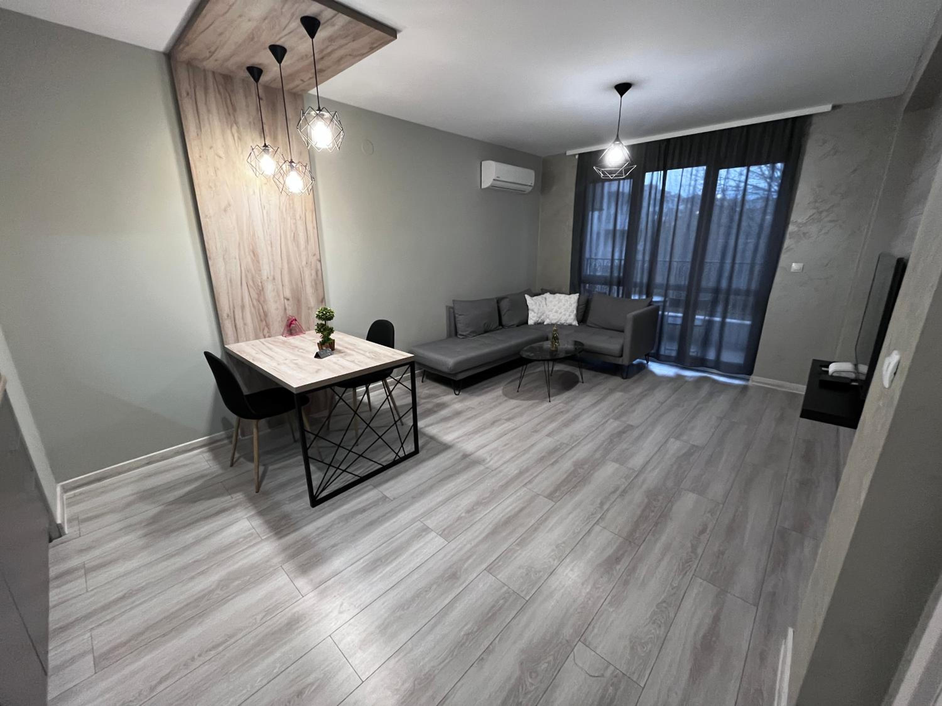 One-Bedroom Apartment photo 1
