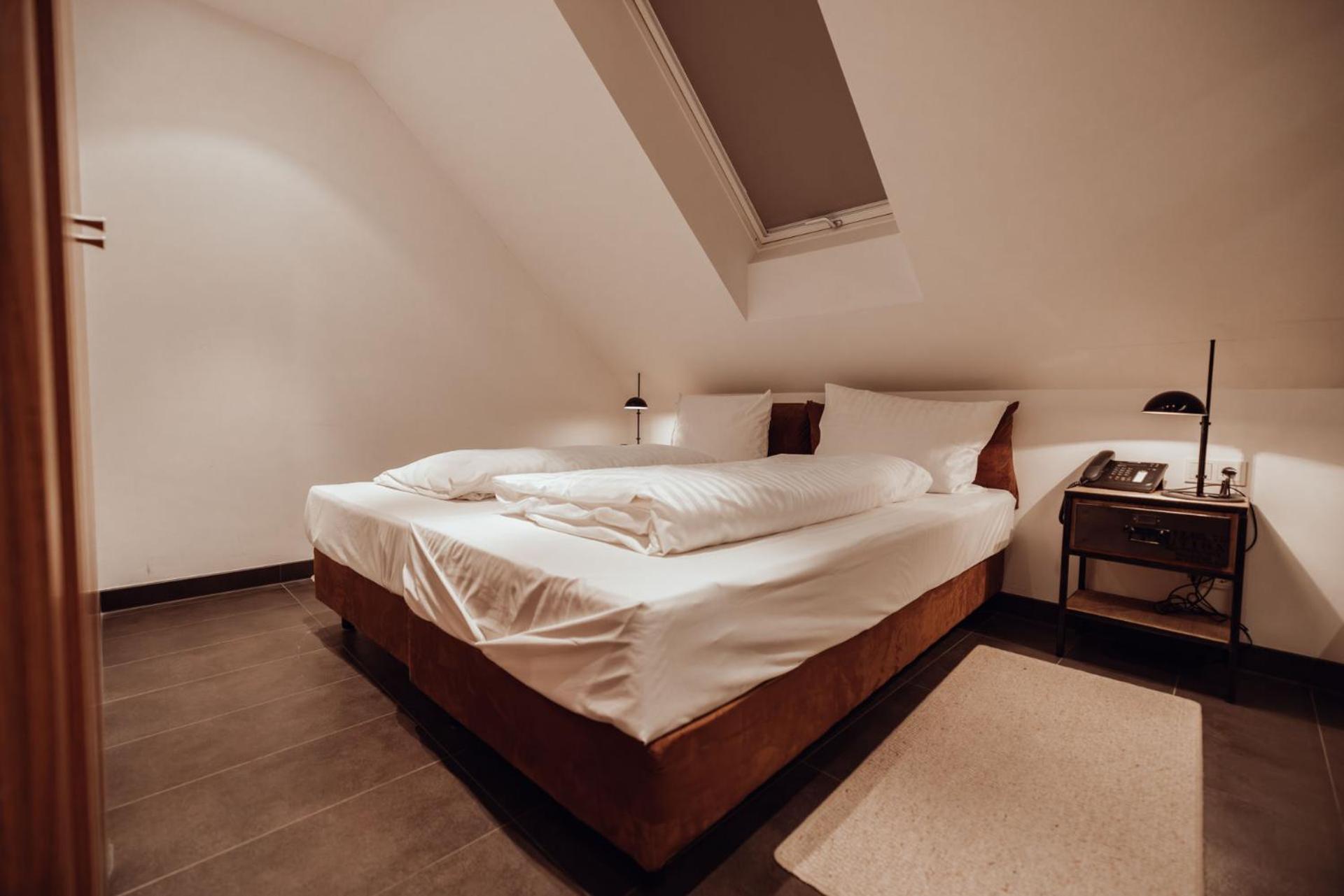 King Room with Roll-In Shower - Disability Access