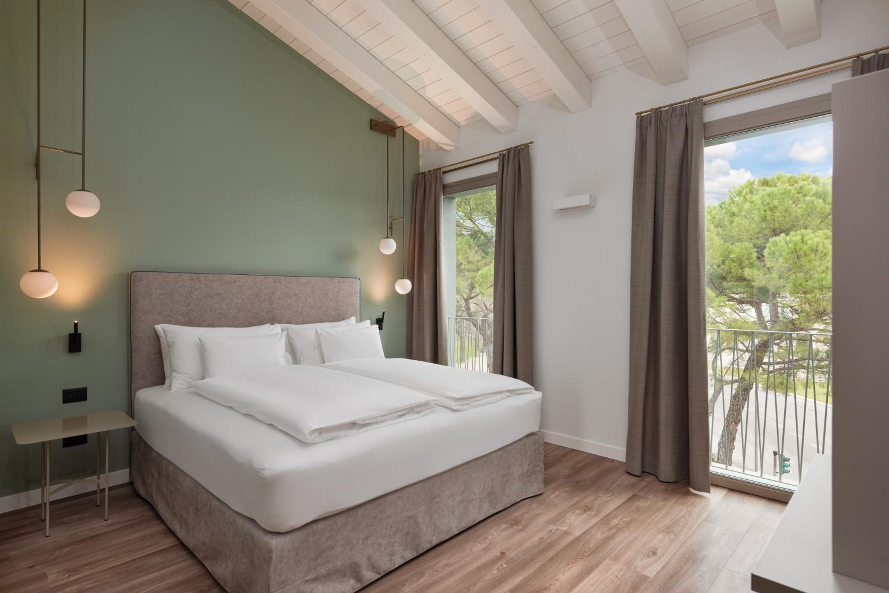 Deluxe Junior Suite - Photo 2