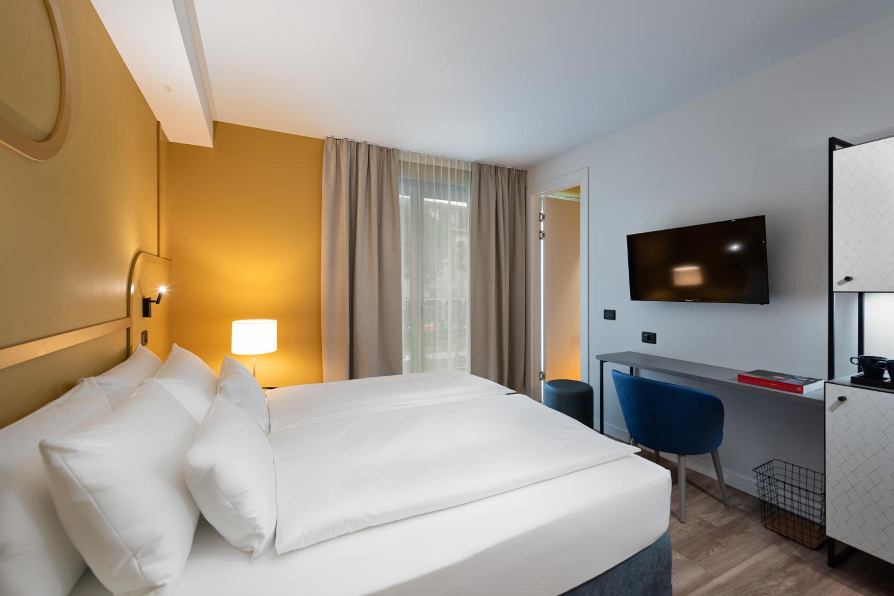 Deluxe King Room - Photo 6