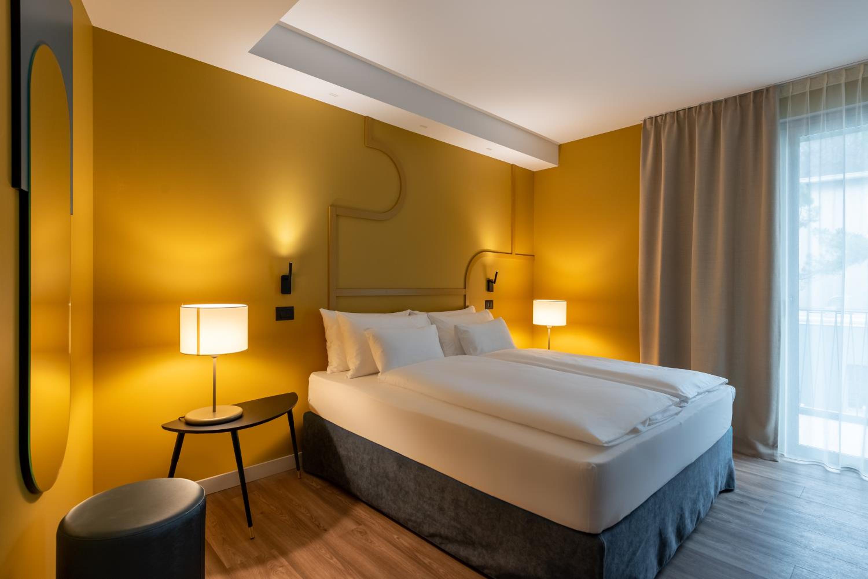 Deluxe King Room - Photo 5