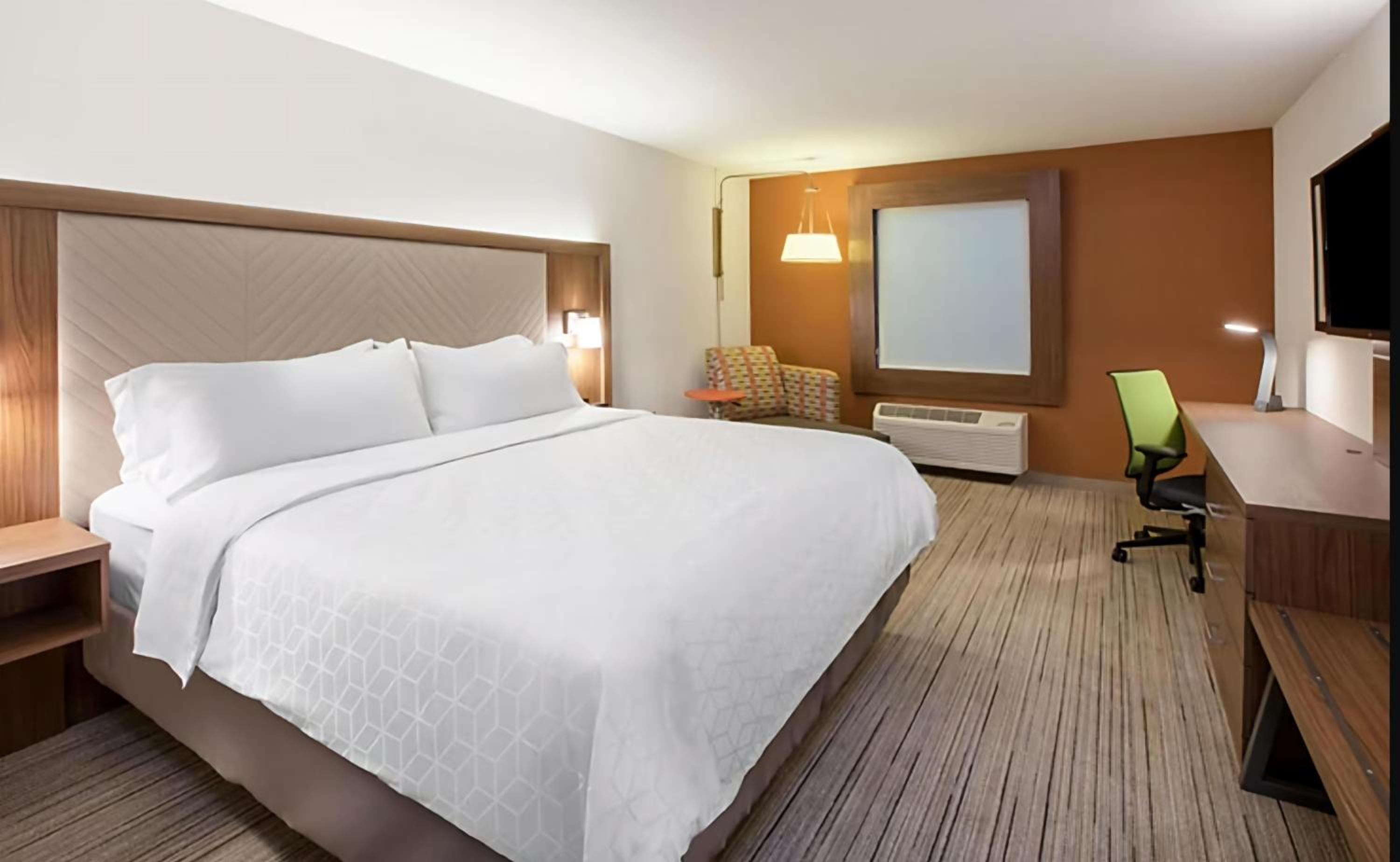 Standard King Room - Communications Accessible photo 2