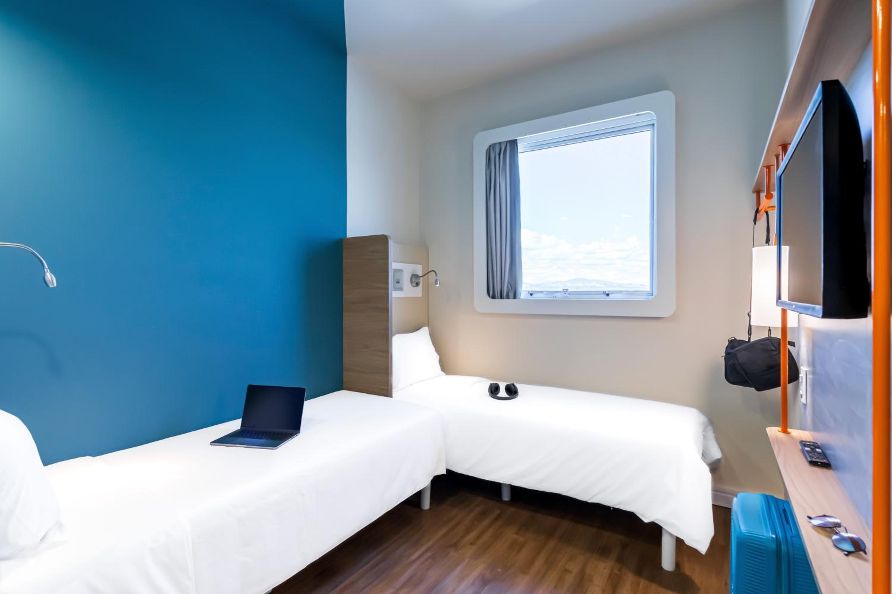 Twin Room - Photo 3