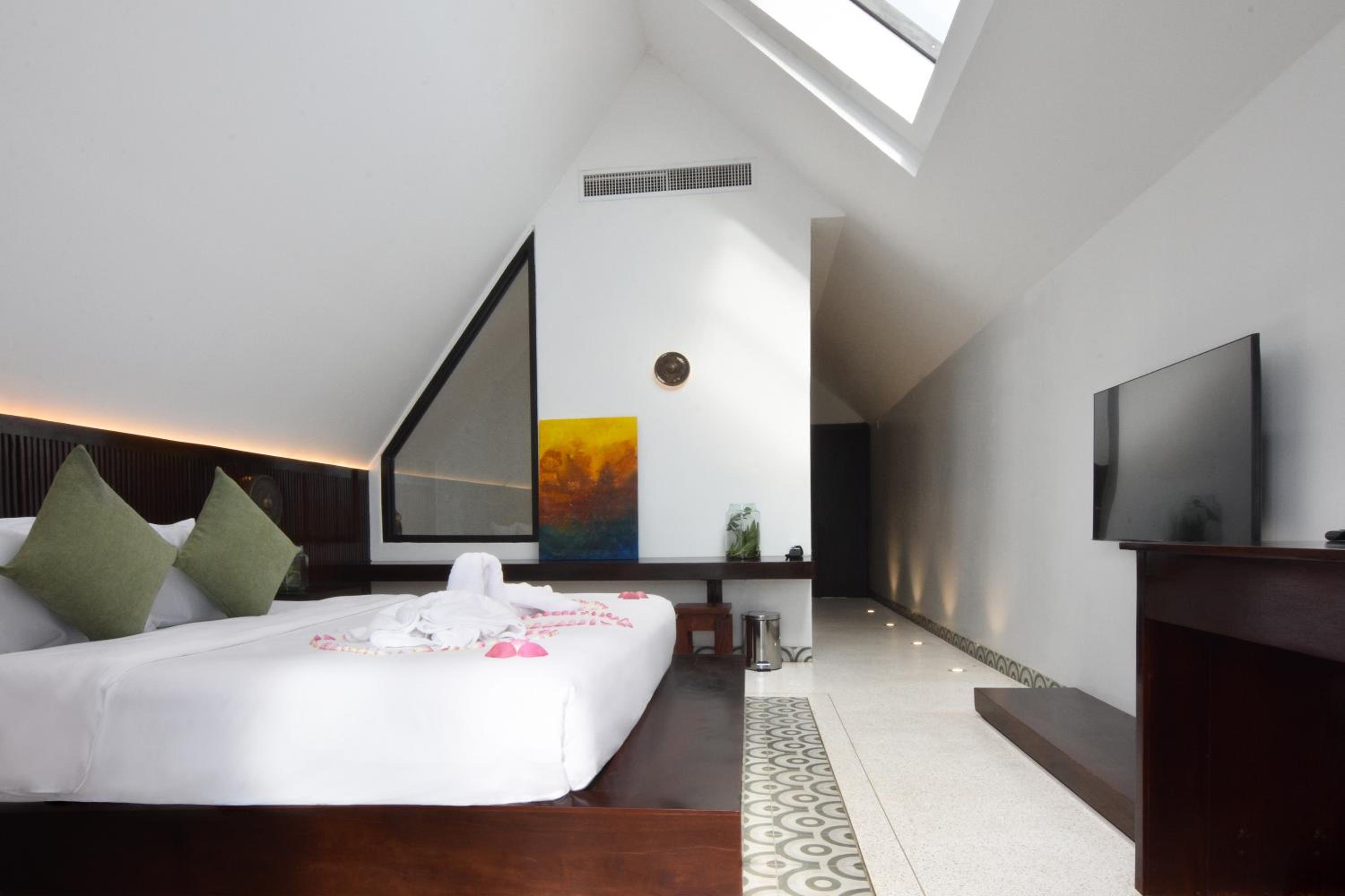 Deluxe King Room - Photo 14