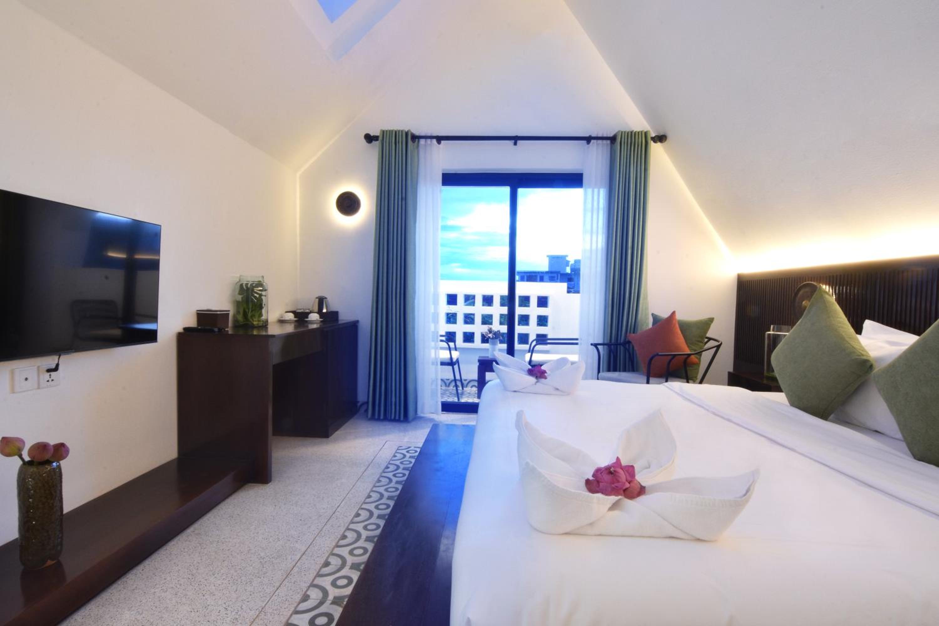 Deluxe King Room - Photo 15
