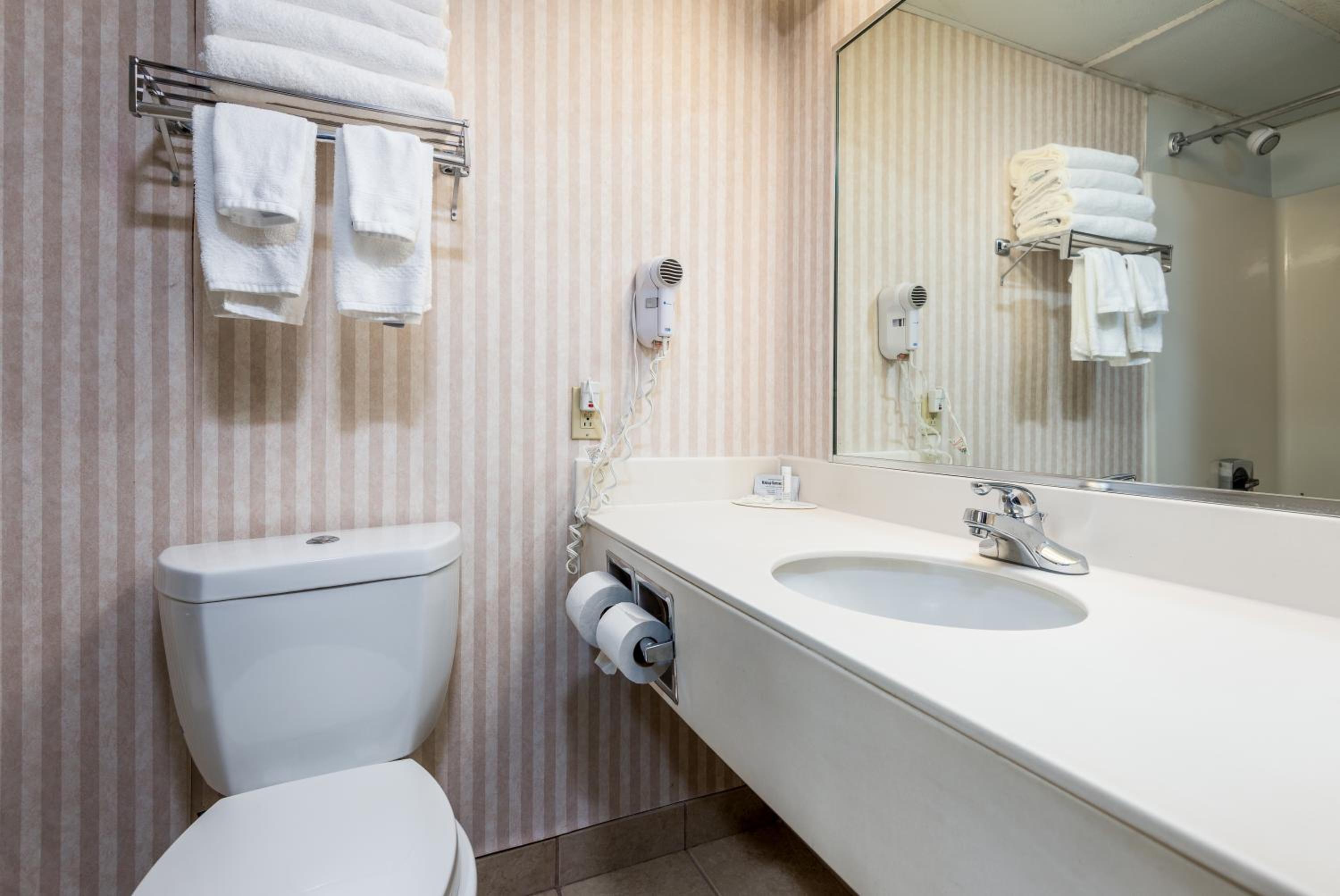 King Suite with Hot Tub - Non-Smoking - Photo 2