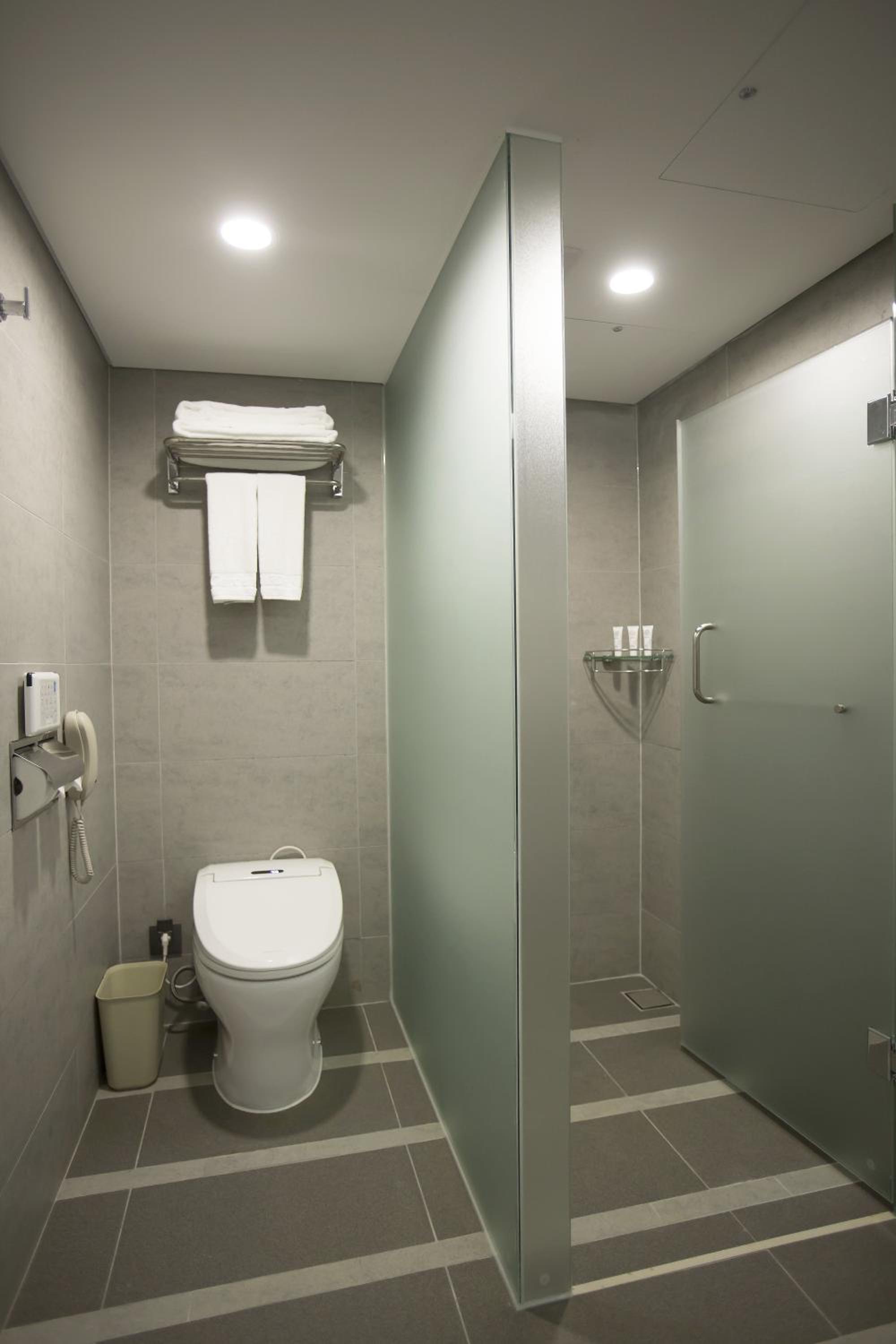 Deluxe Double Room with Bath - Photo 4