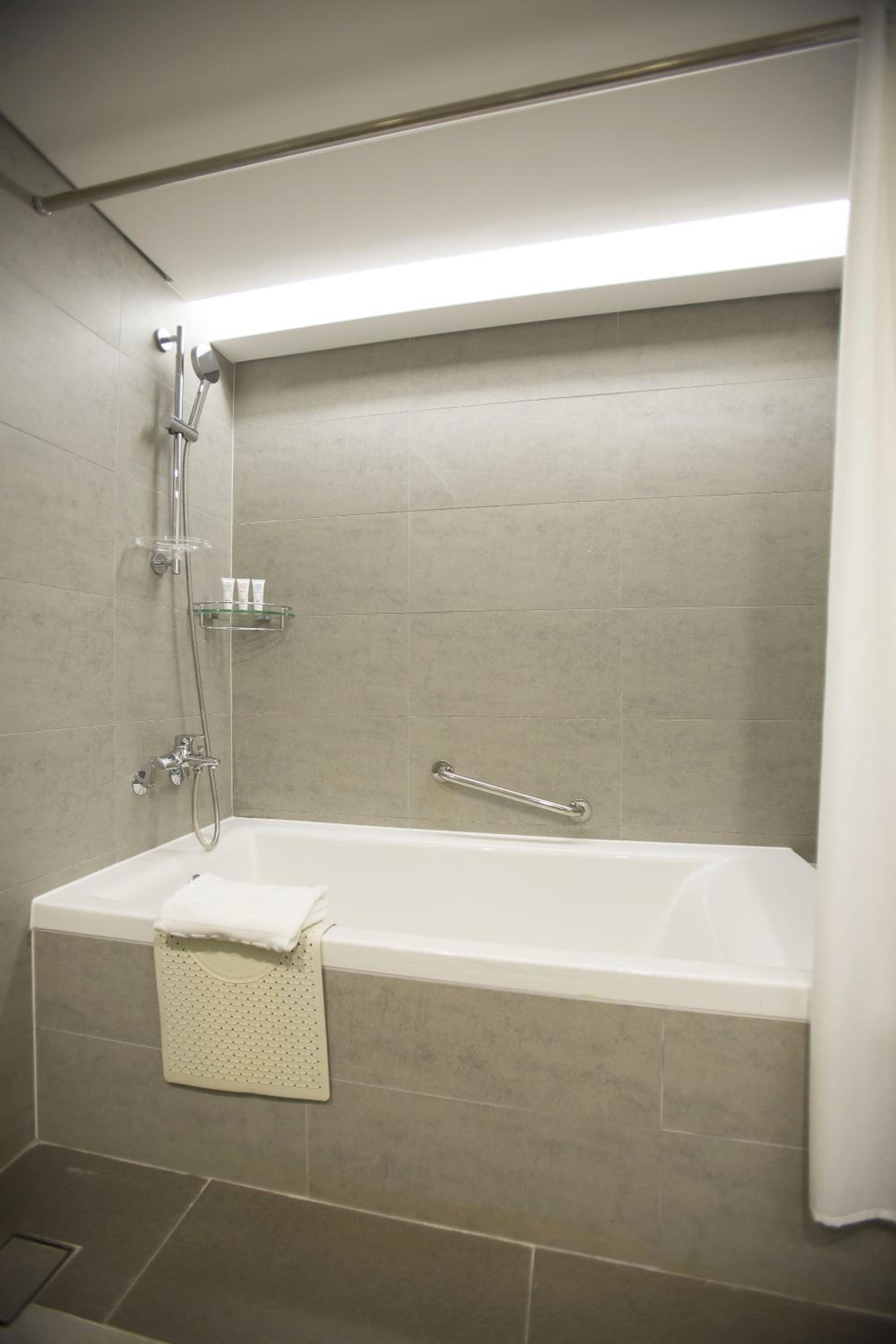Deluxe Twin Room with Bath - Photo 5
