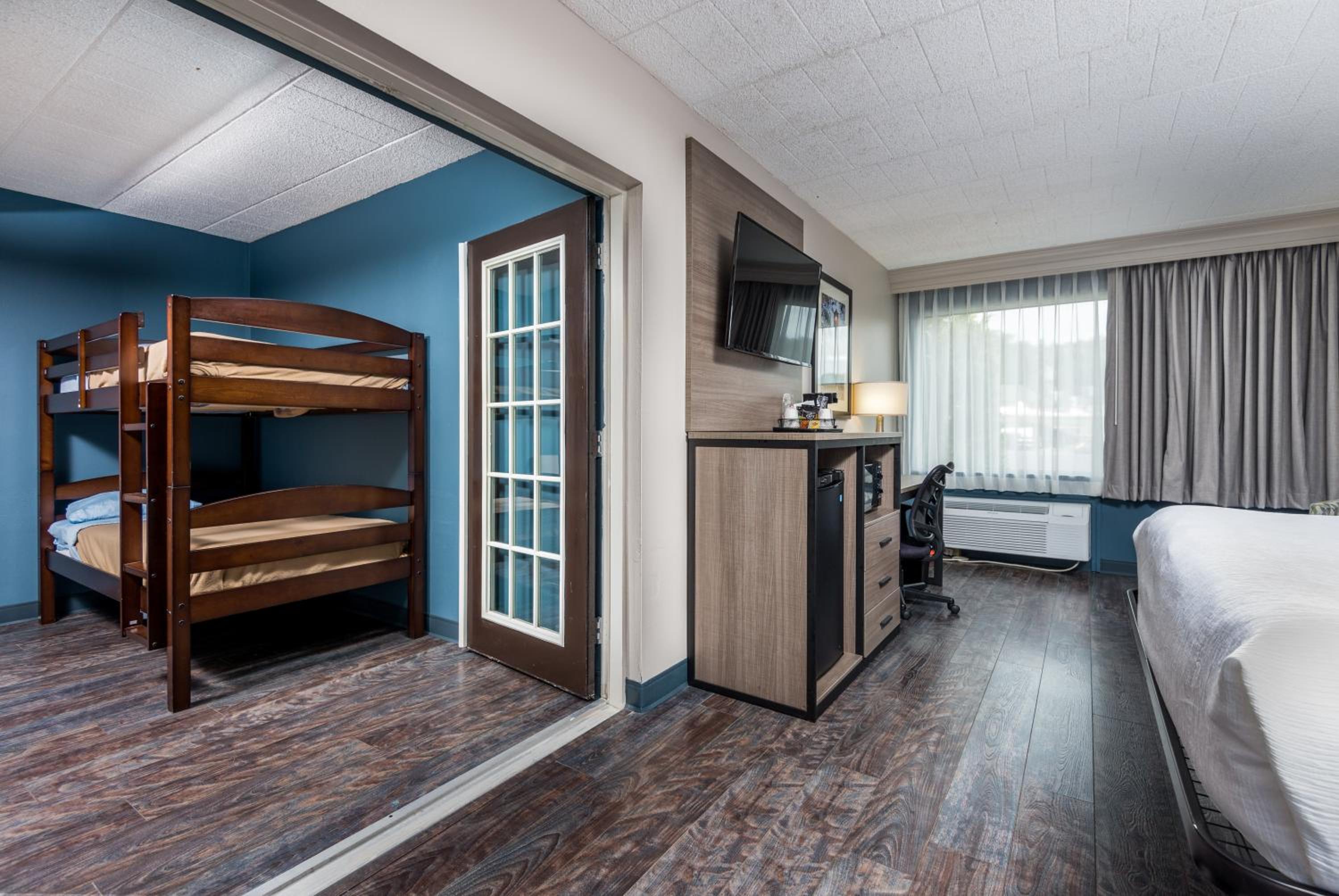 Two-Room King Suite - Non-Smoking - Photo 3