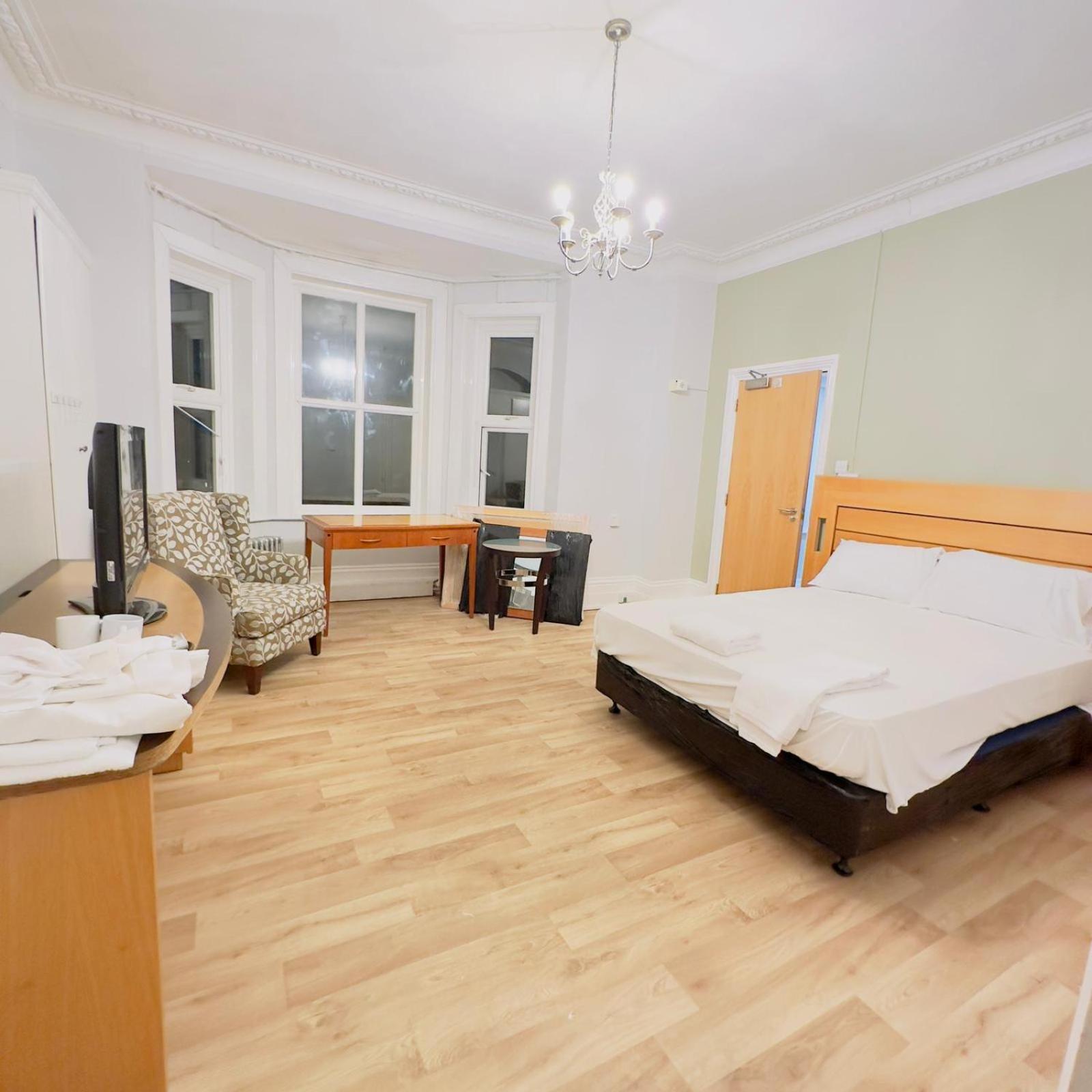 Double Room with Private Bathroom photo 1