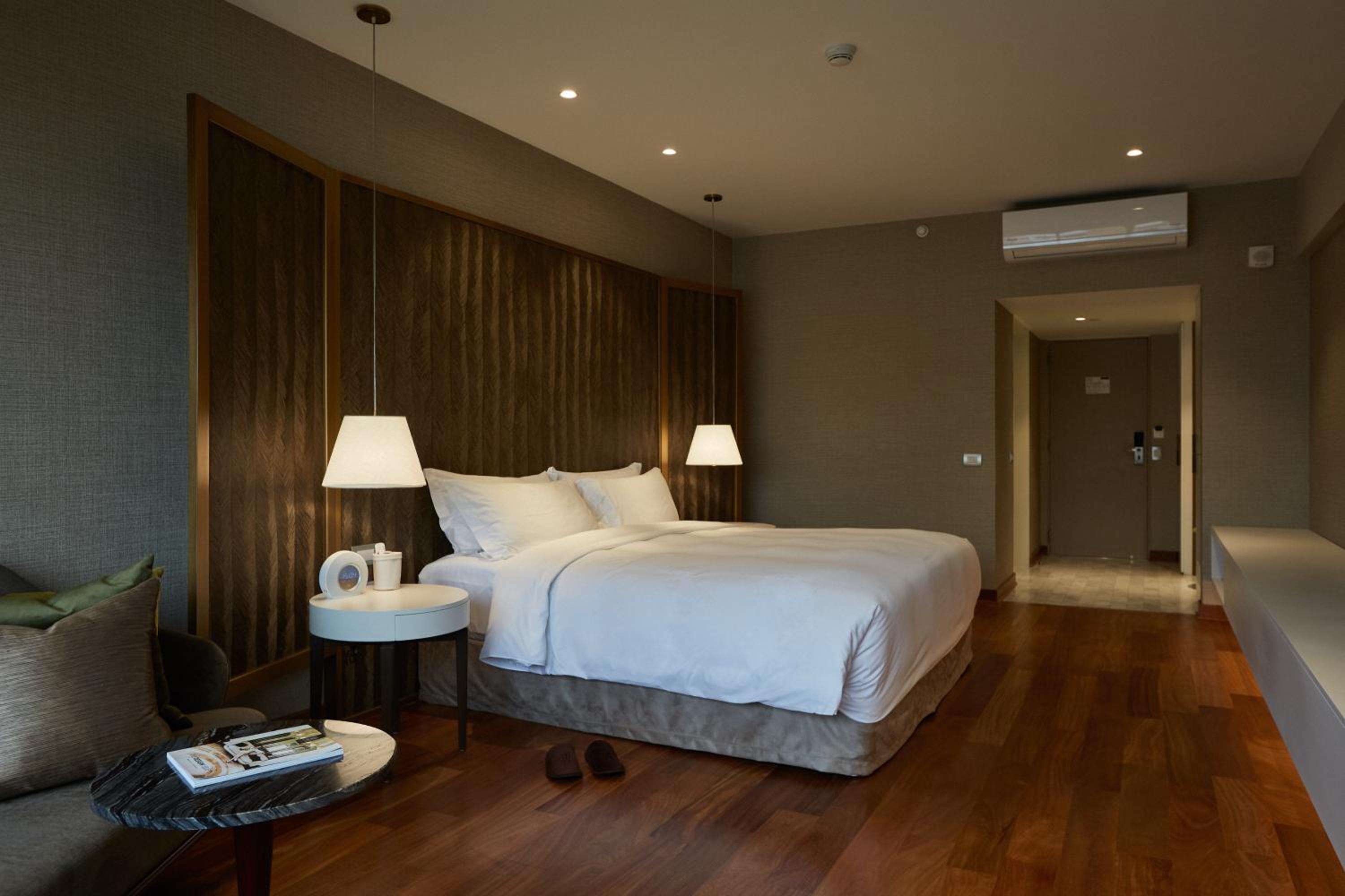 Deluxe King Room - Photo 3