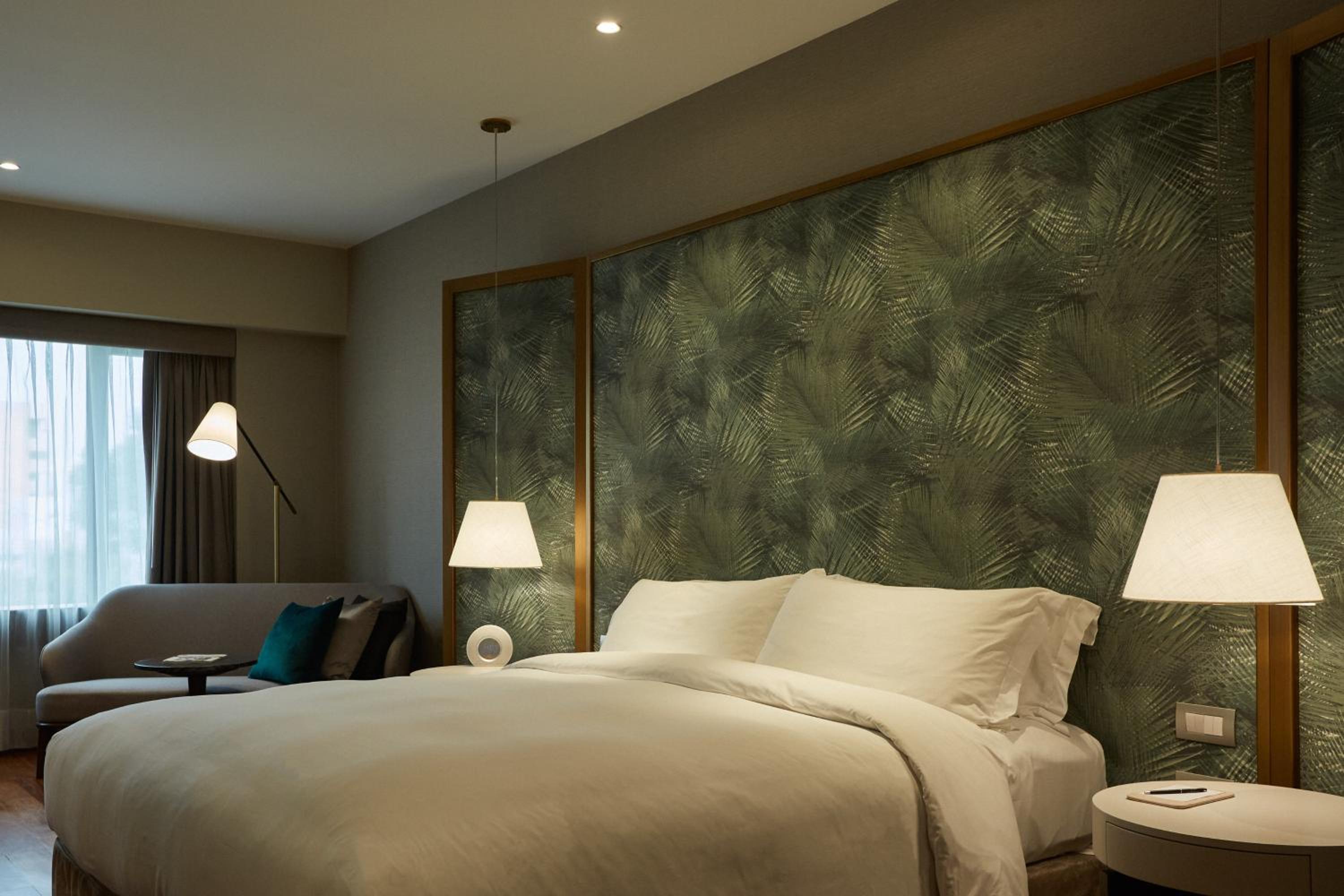 Deluxe King Room - Photo 21