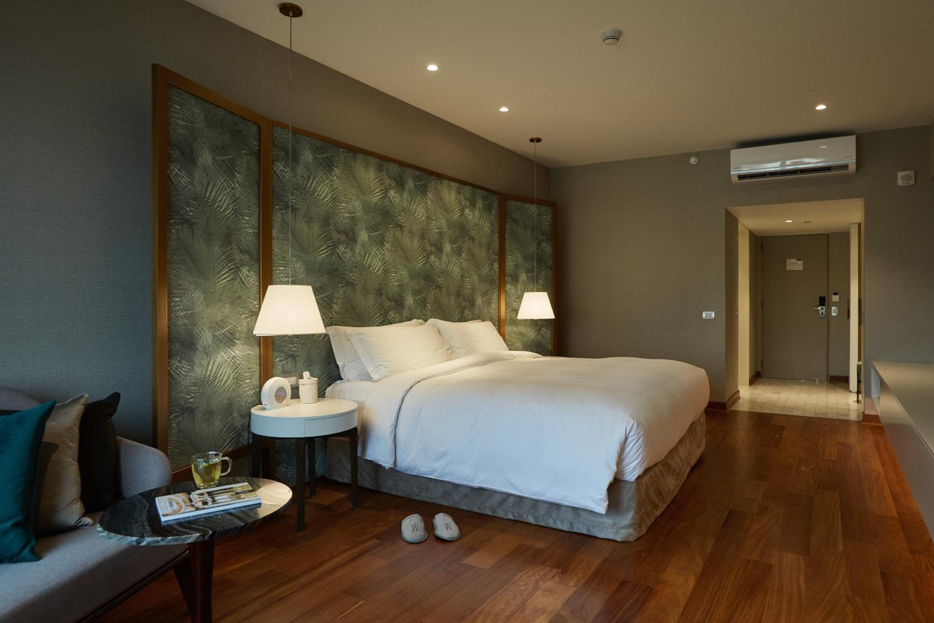 Deluxe King Room - Photo 2