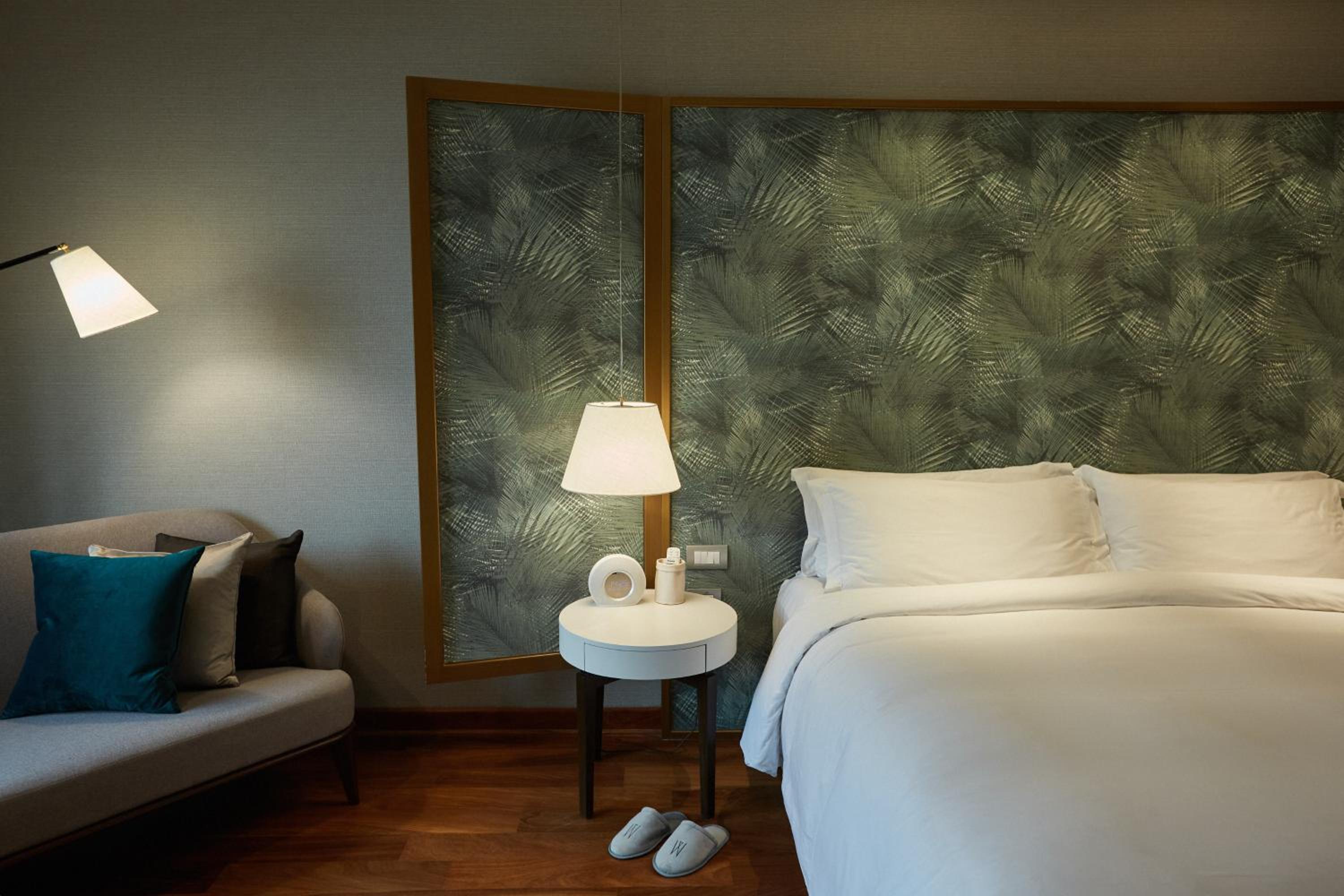Deluxe King Room - Photo 20