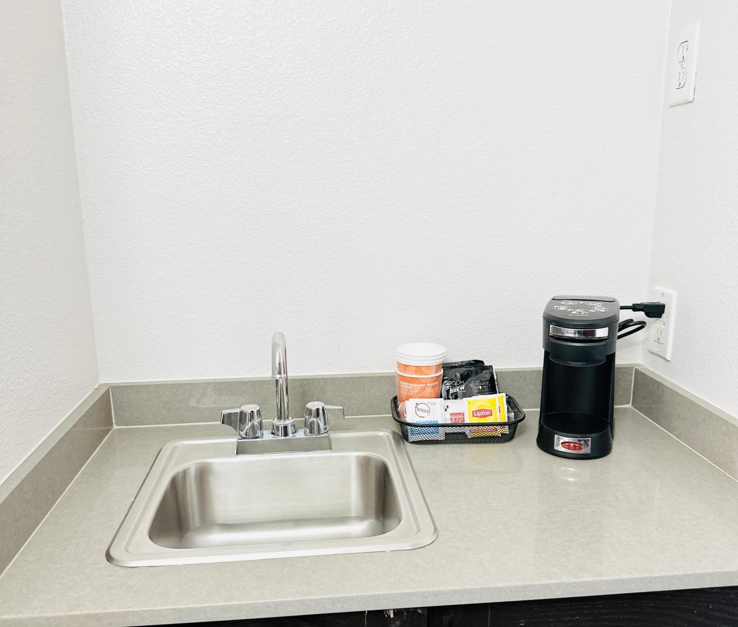 King Suite - Non-Smoking - Photo 11