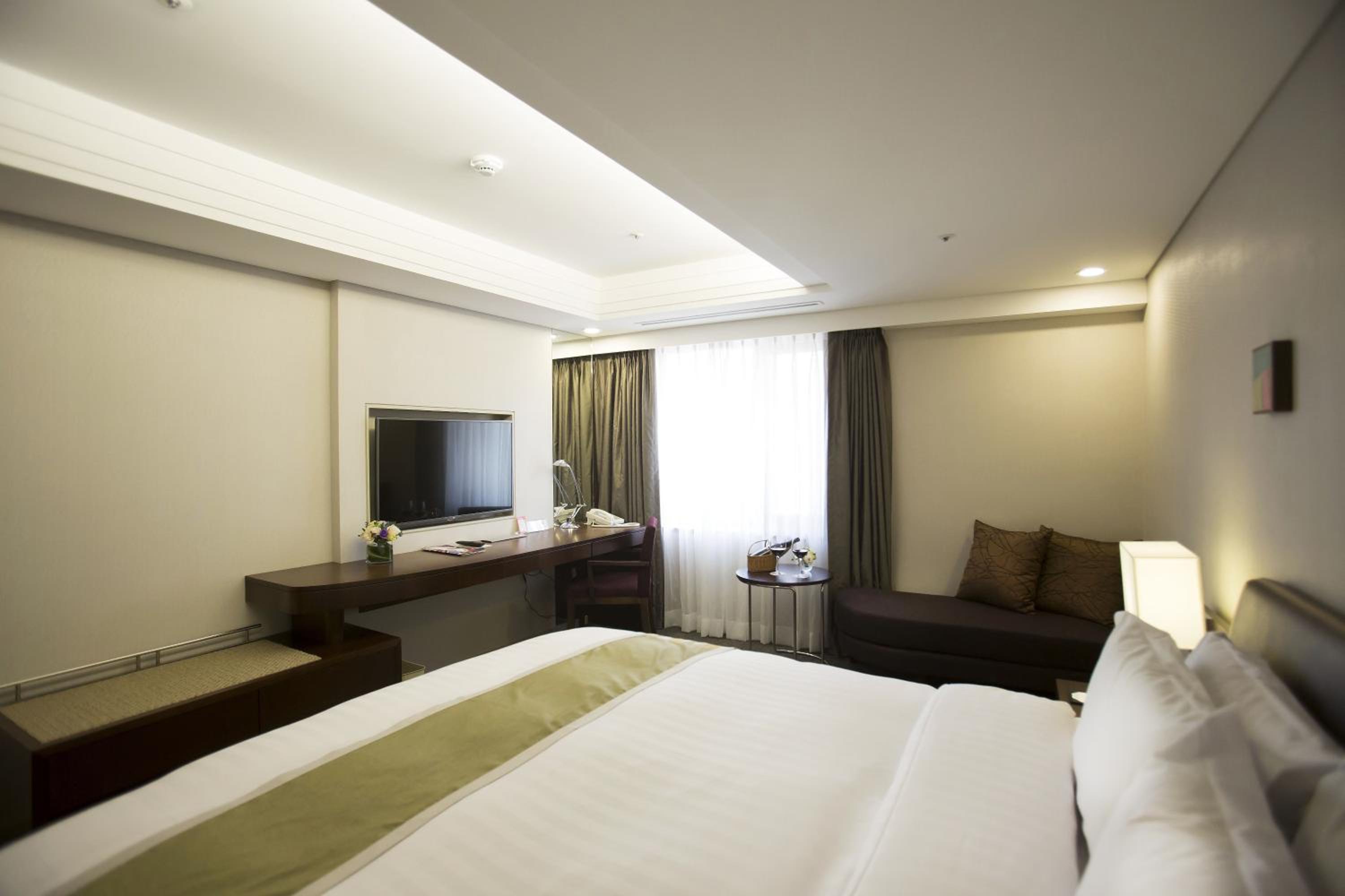 Standard Double Room with Bath - Photo 6
