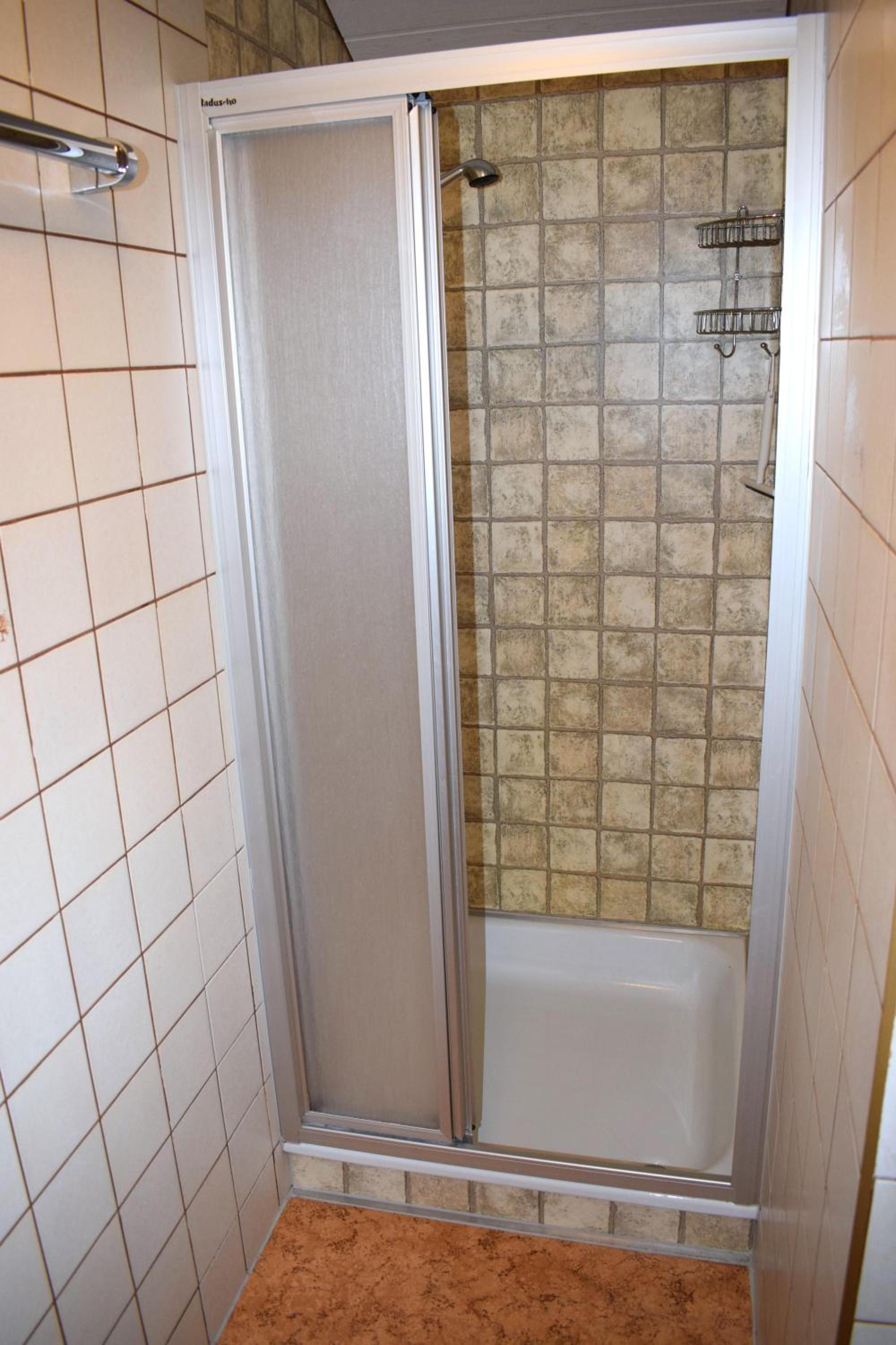 Three-Bedroom Apartment with Shower photo 3