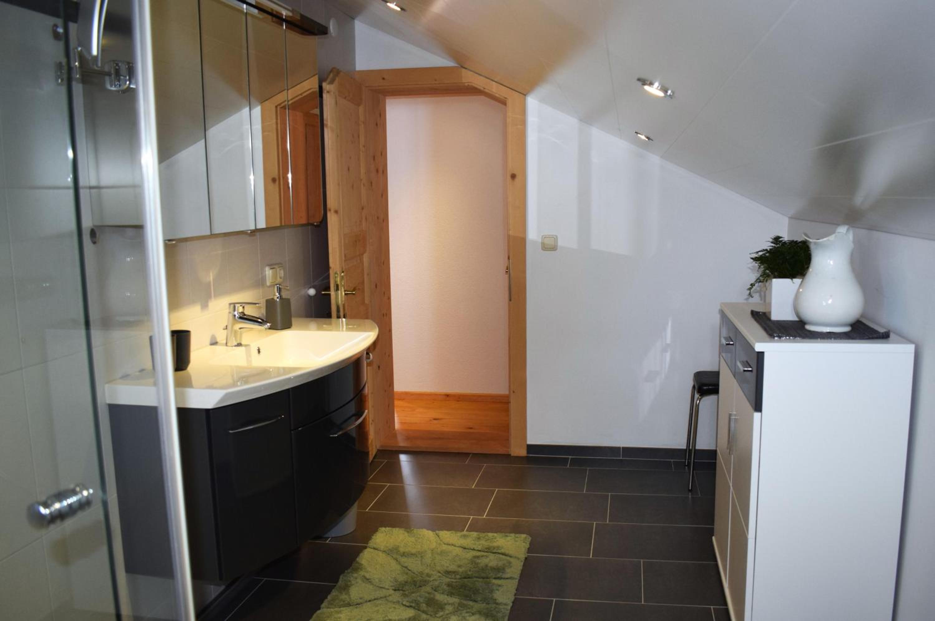 Two-Bedroom Apartment with Shower  photo 2