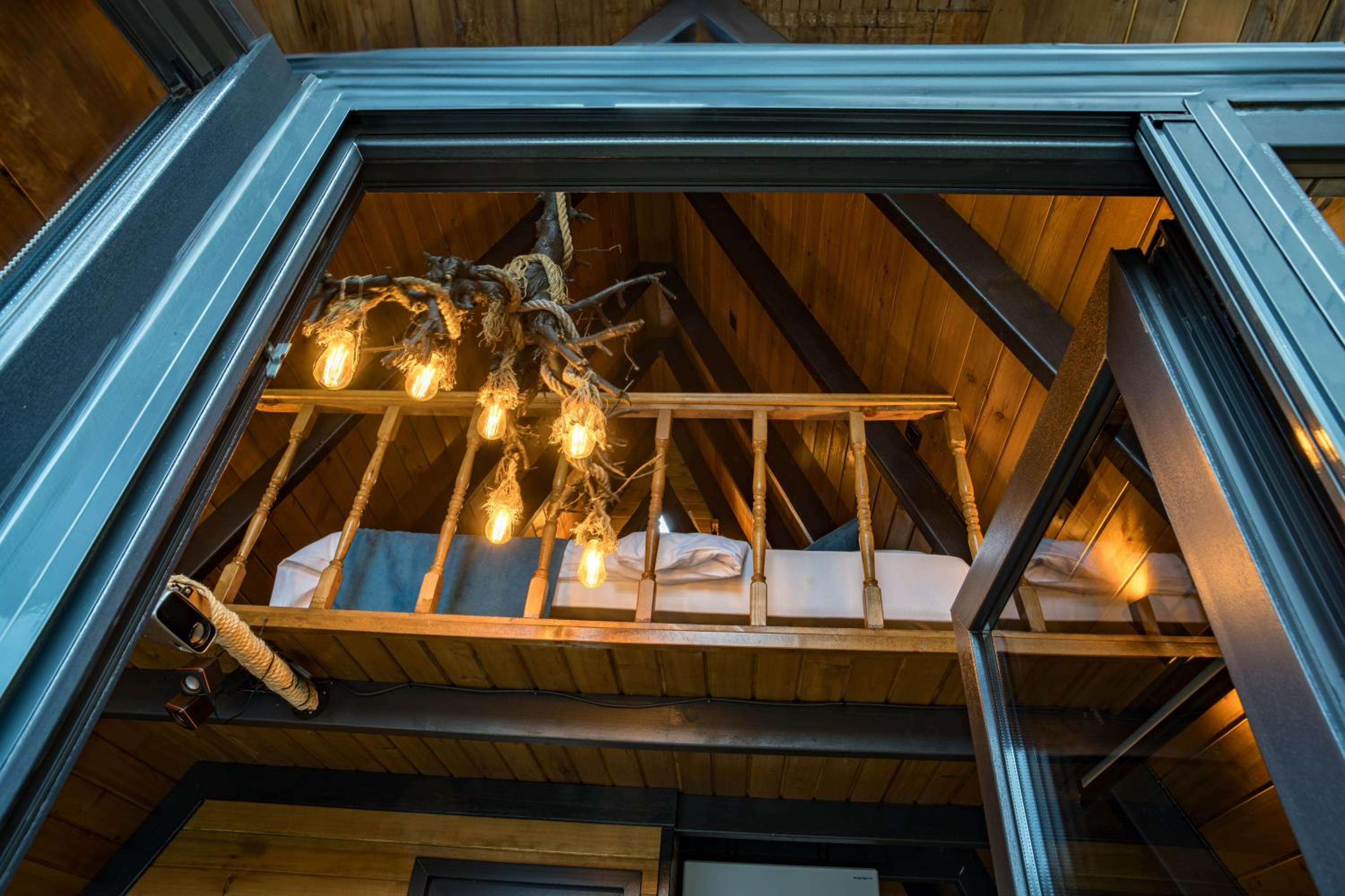 Deluxe King Room - Photo 7