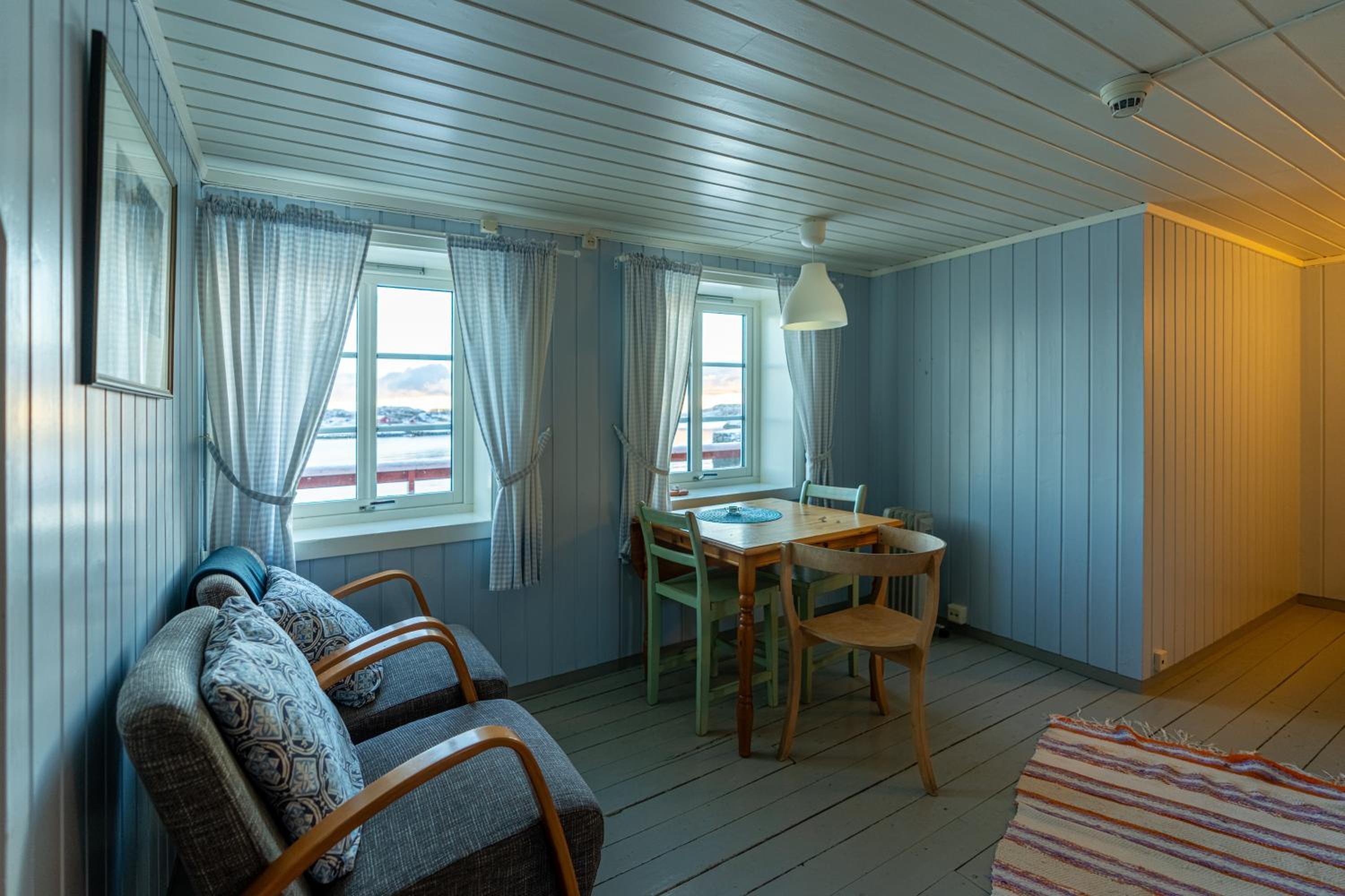1-Bedroom Rorbu Cabin- with Sea View photo 1