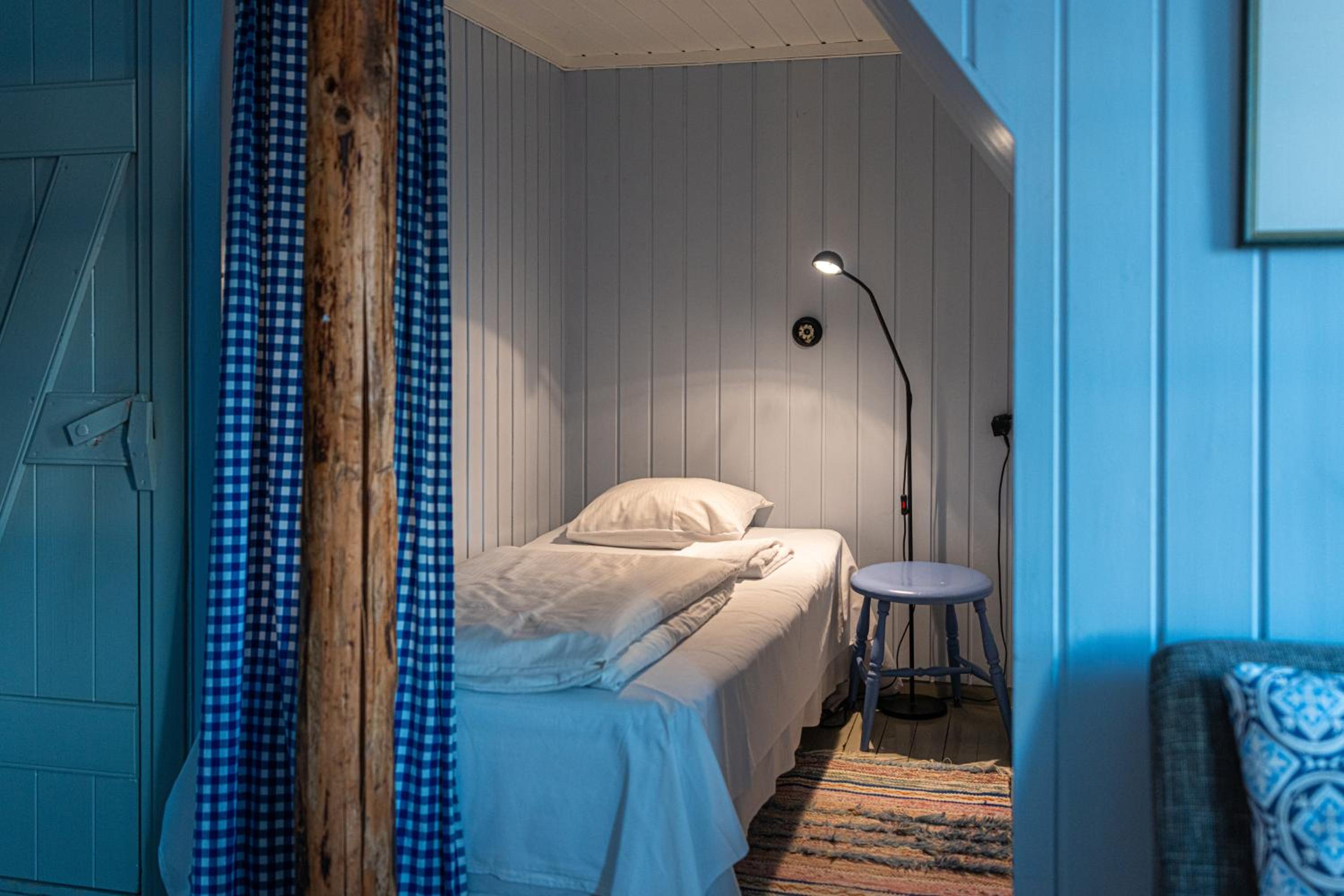 1-Bedroom Rorbu Cabin- with Sea View photo 3