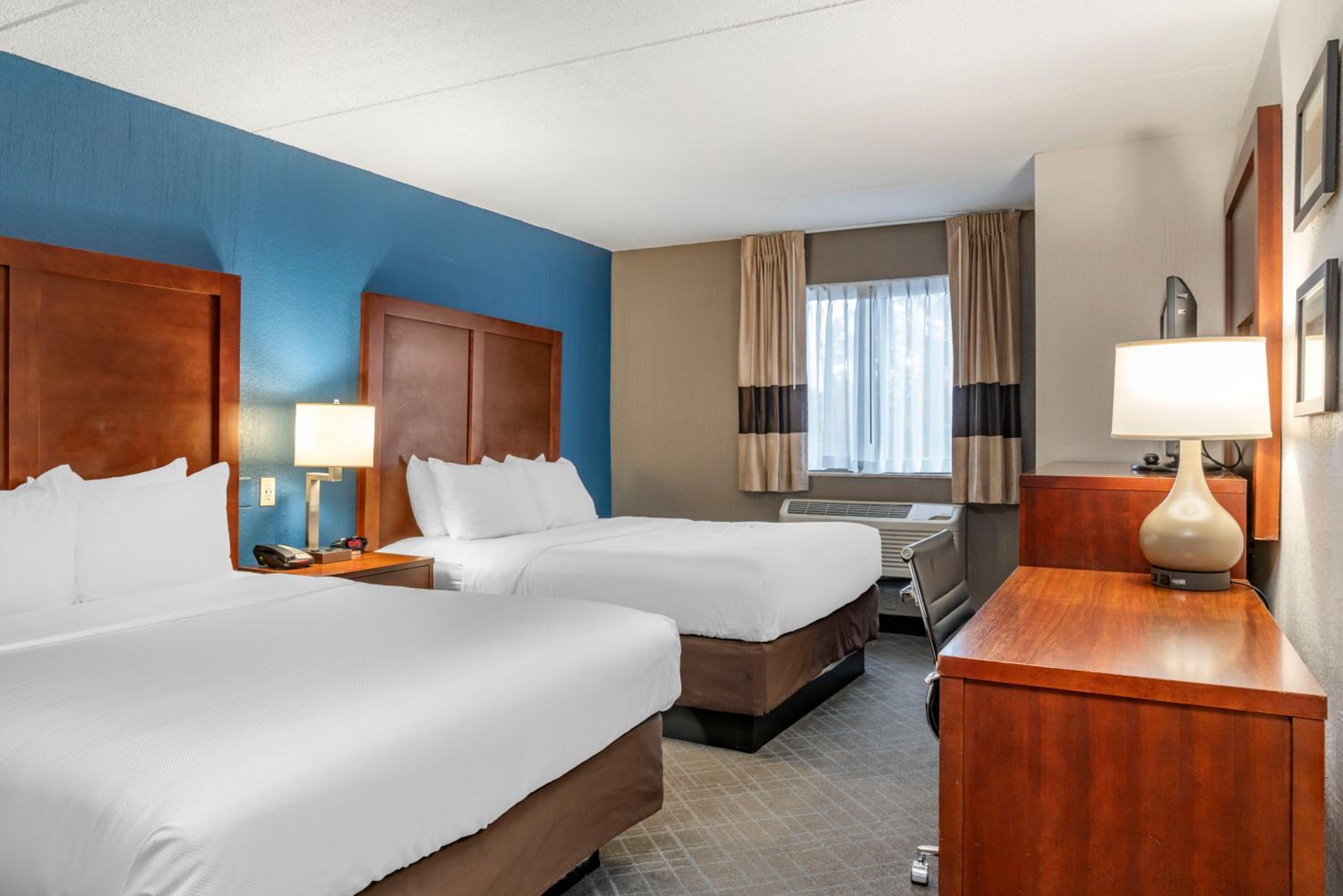 Queen Room with Two Queen Beds - Non Smoking - Photo 4