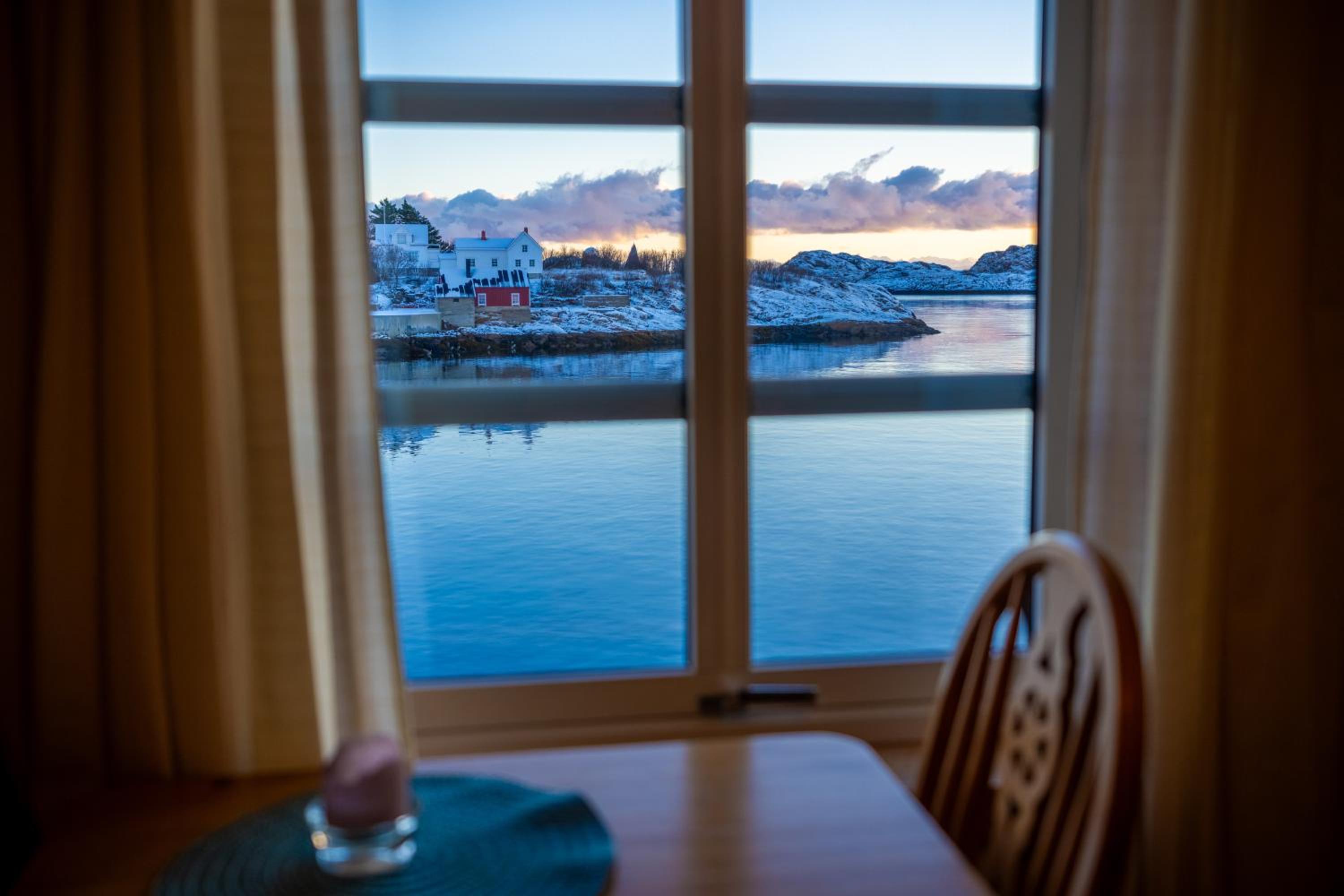 Rorbu Twin-Room with Sea View photo 3