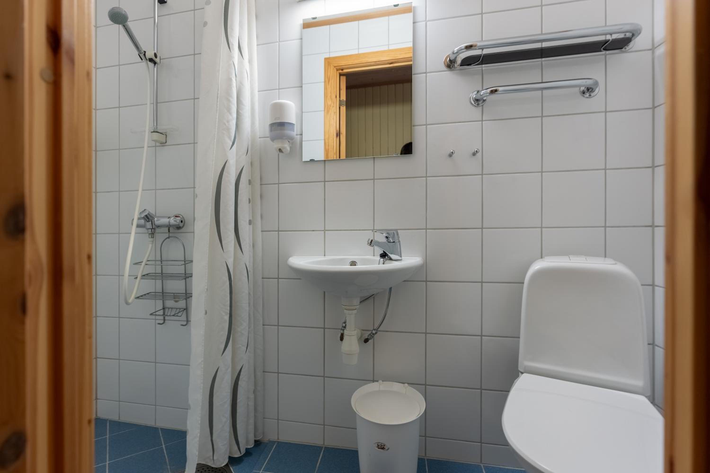 2-Bedroom Rorbu Cabin with 2 Bathroom and Sea View - Photo 5