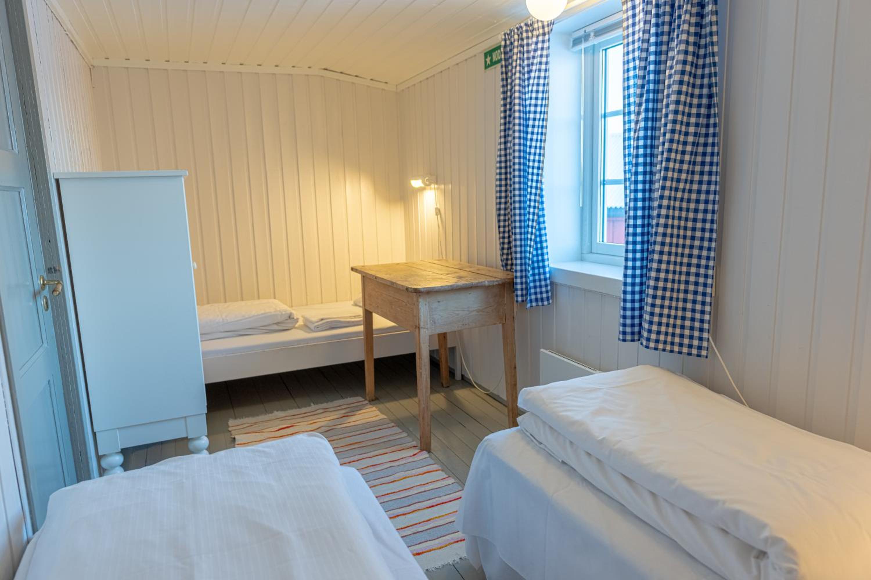 2-Bedroom Rorbu Cabin - with Sea View - Photo 9
