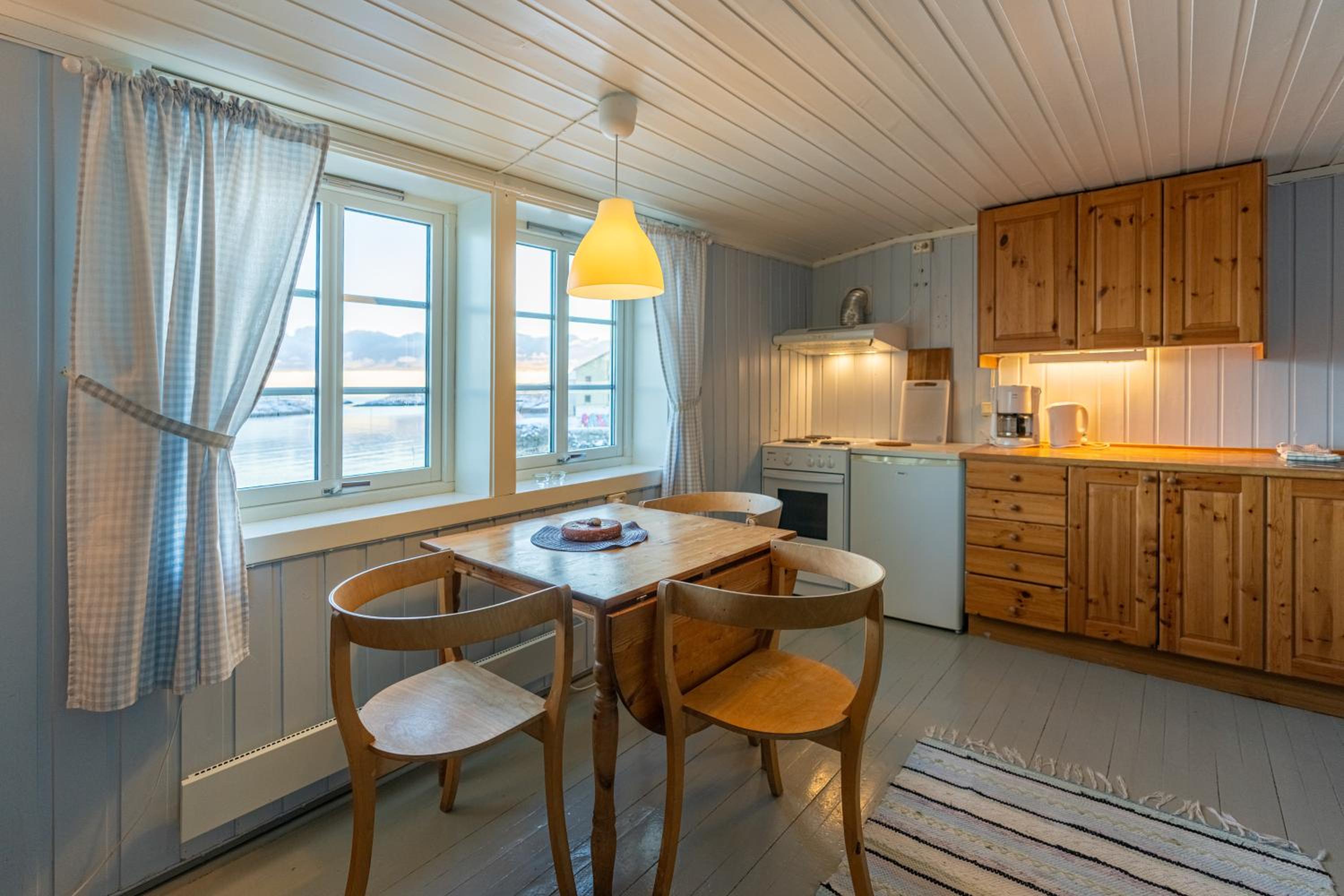 2-Bedroom Rorbu Cabin - with Sea View - Photo 5