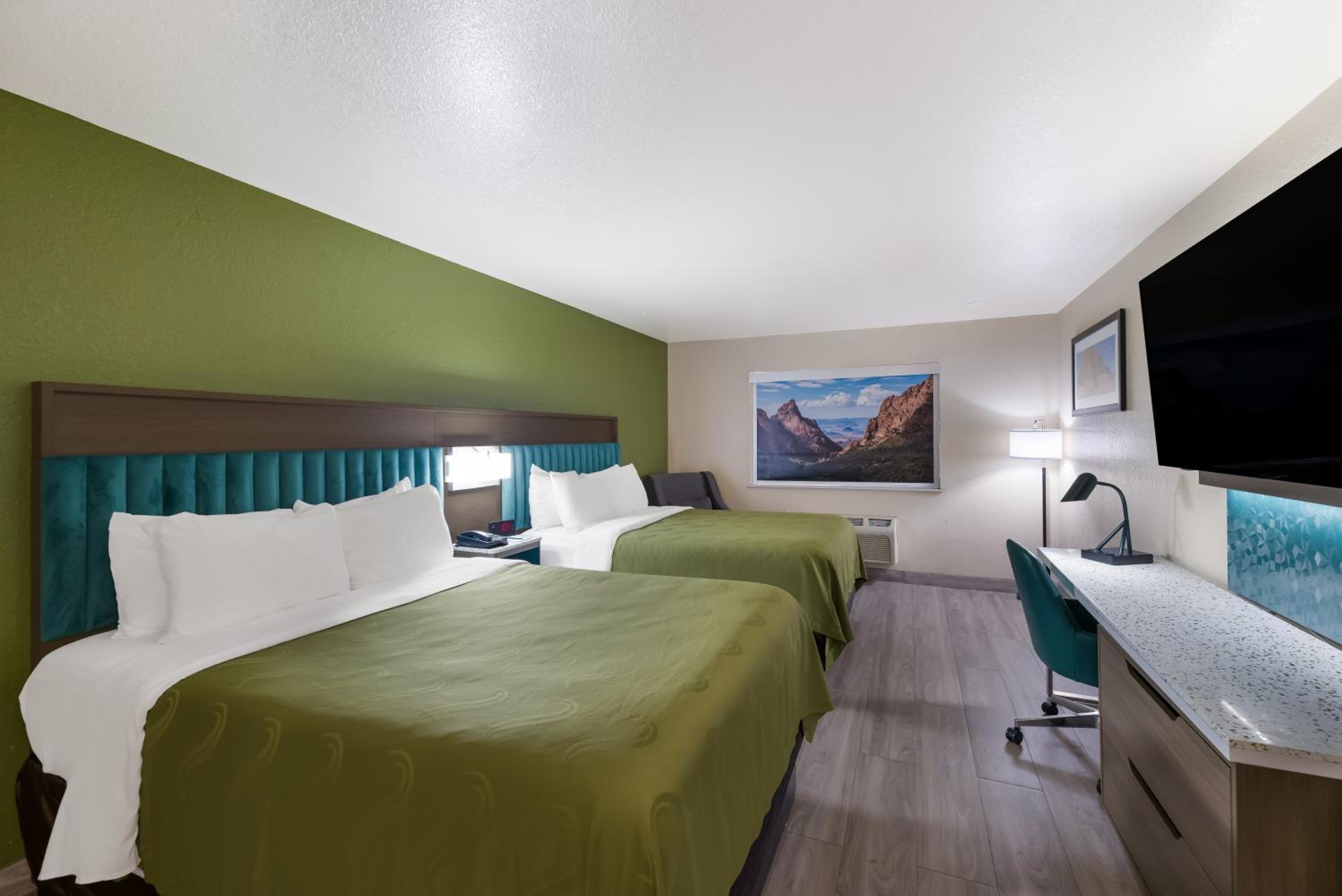 Queen Room with Two Queen Beds - Pet Friendly/Non-Smoking photo 2