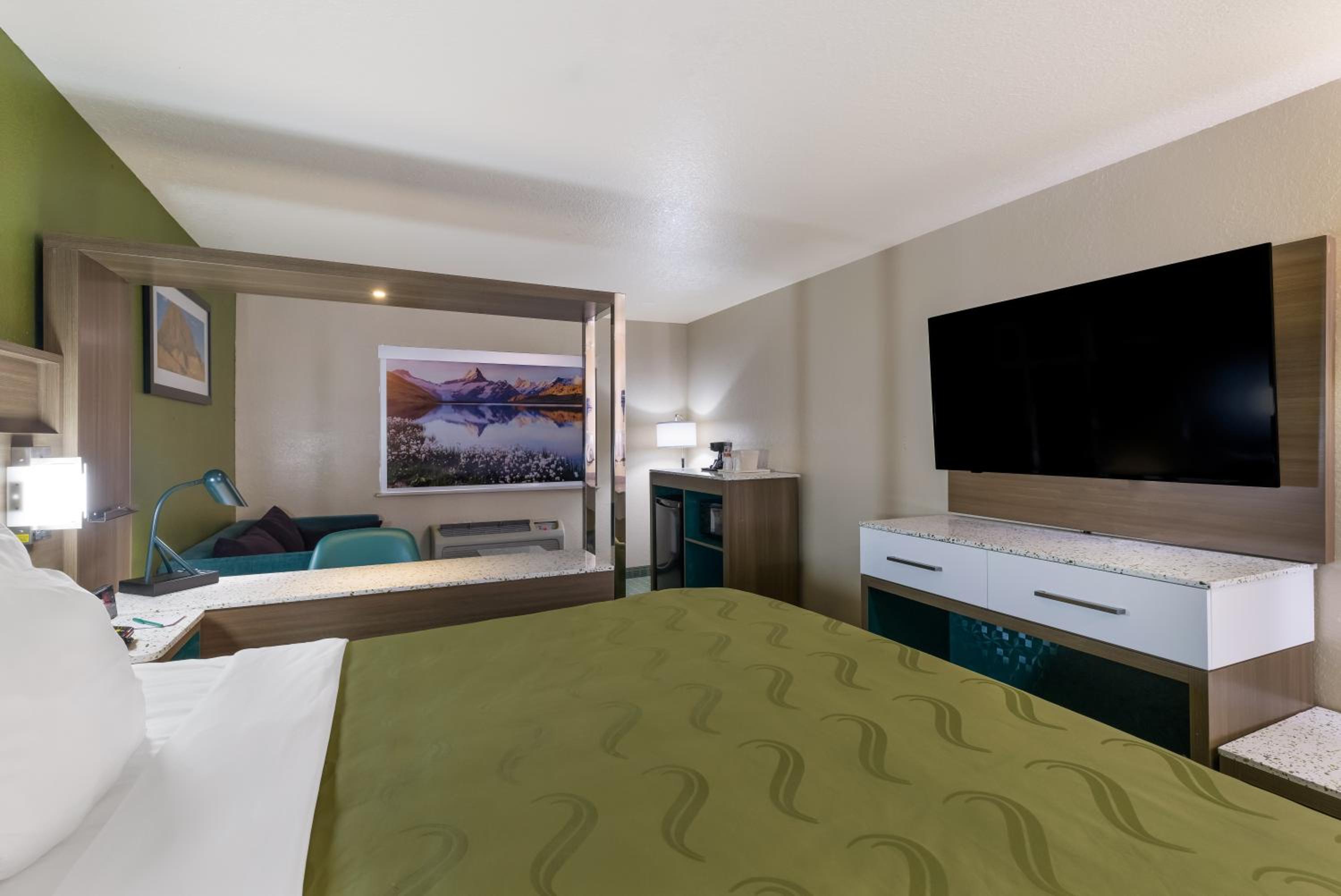 King Room - Non-Smoking photo 3