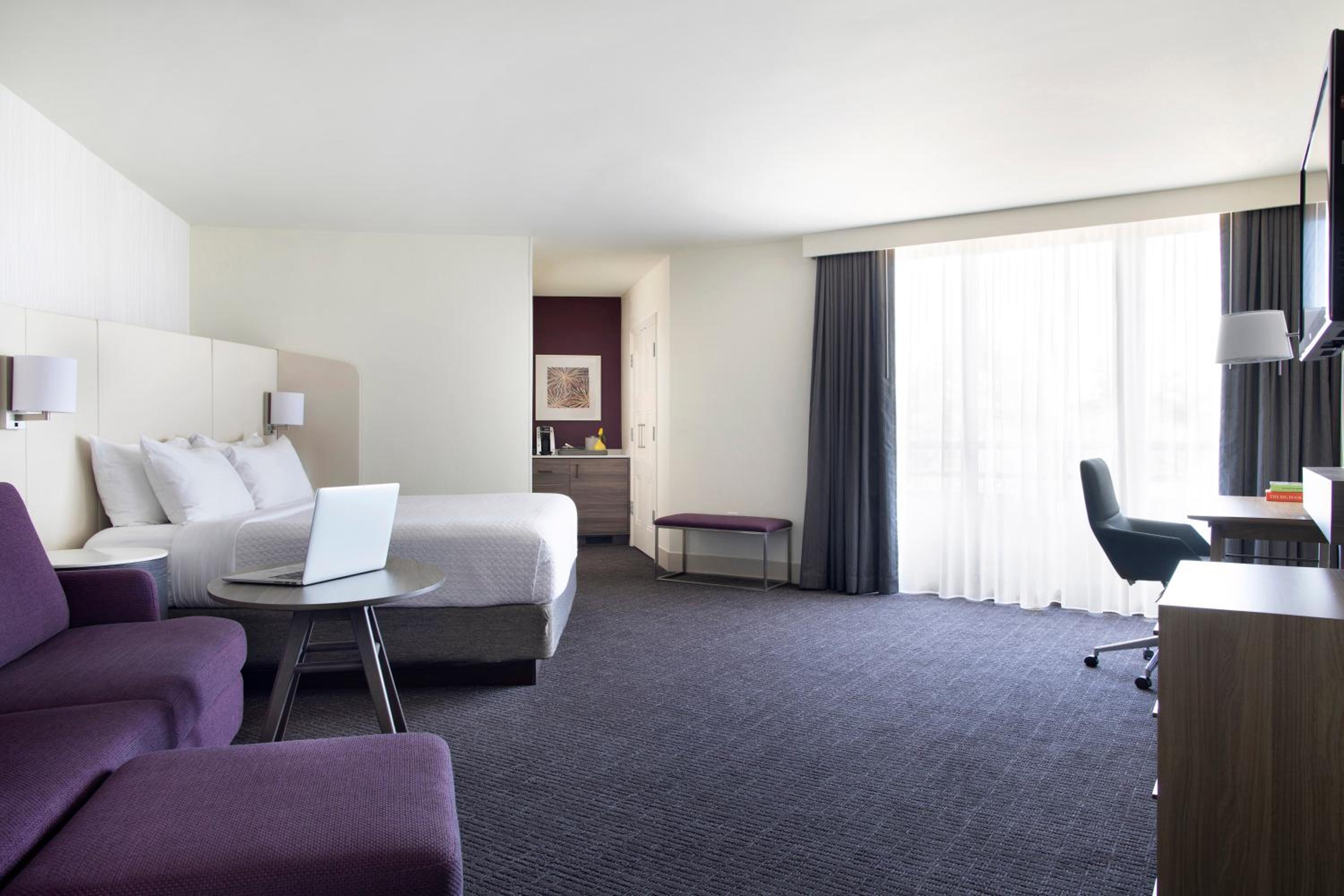 Premium Corner King Room - City View