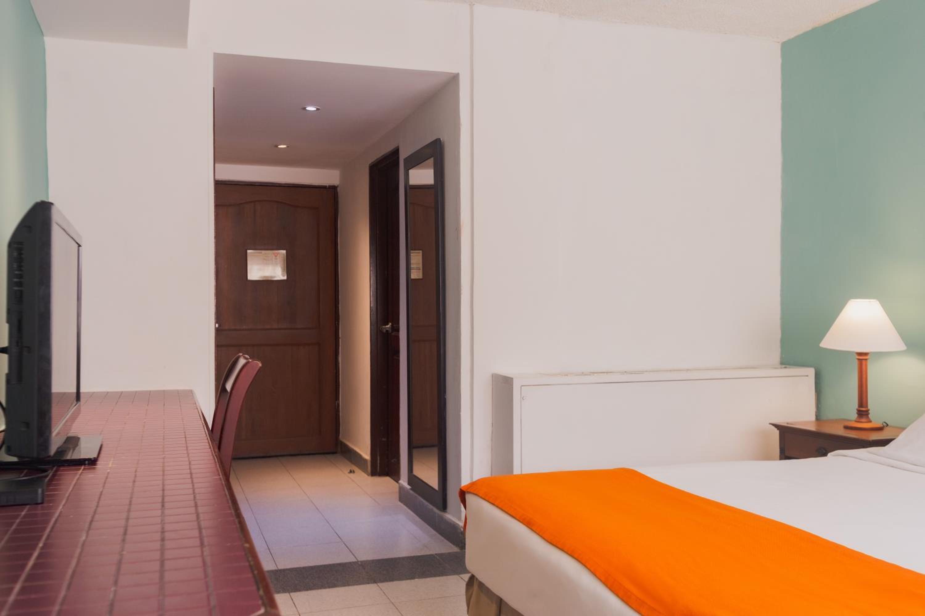 Standard King Room - Photo 4