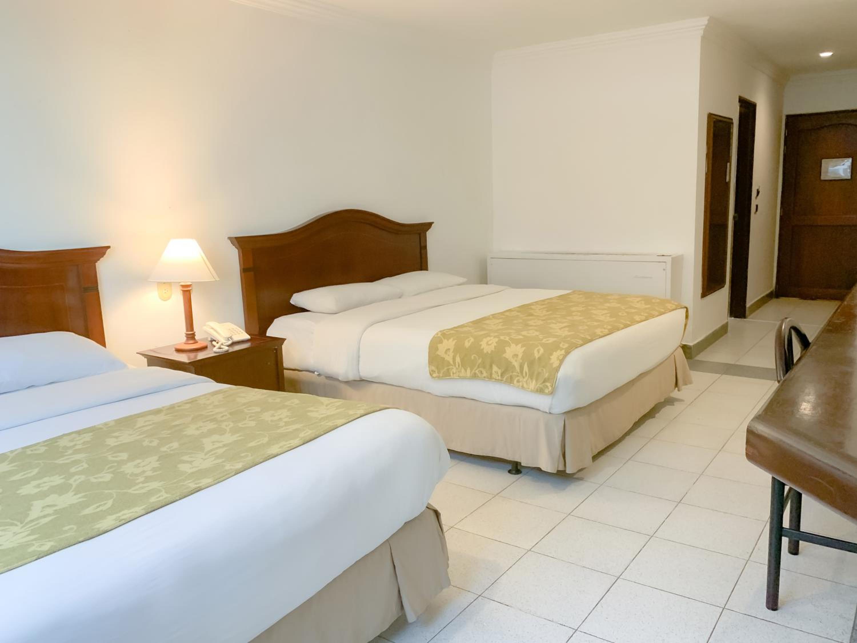 Double Room with Two Double Beds - Photo 4