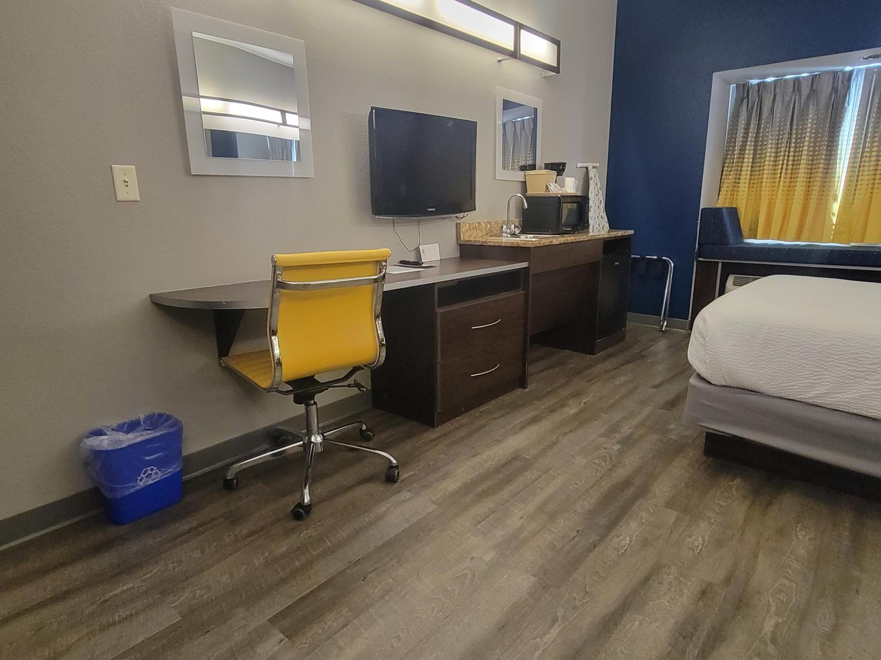 Queen Room - Disability Access - Photo 2