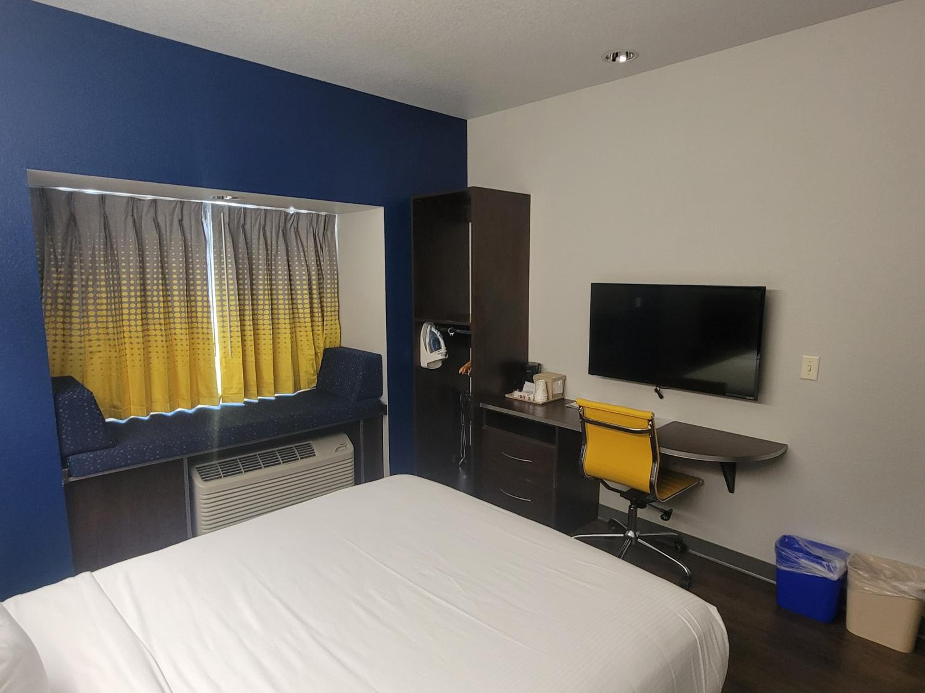 Deluxe Queen Room with Two Queen Beds - Disability Access - Non-Smoking - Photo 1