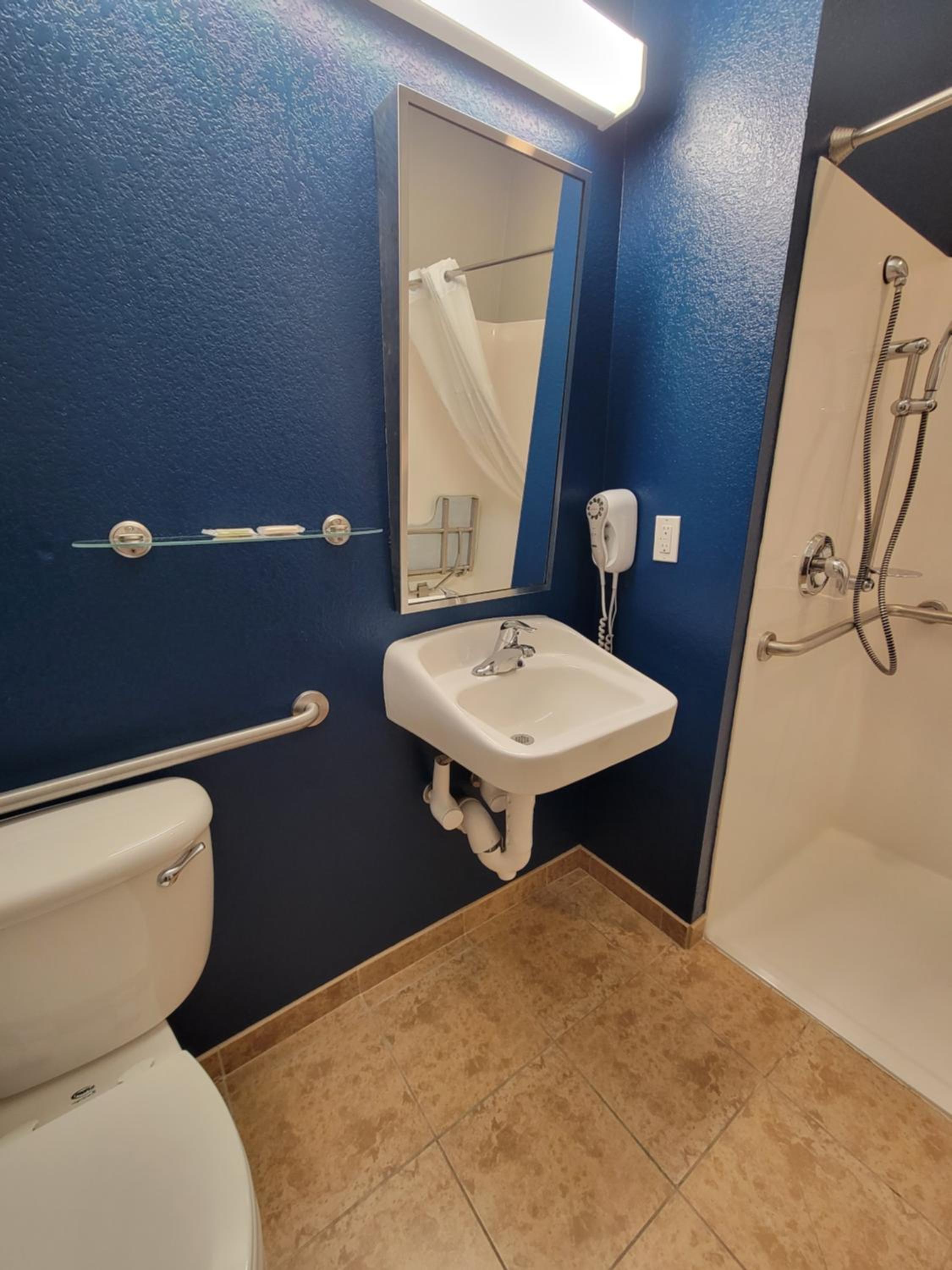 Deluxe Queen Room with Two Queen Beds - Disability Access - Non-Smoking - Photo 5