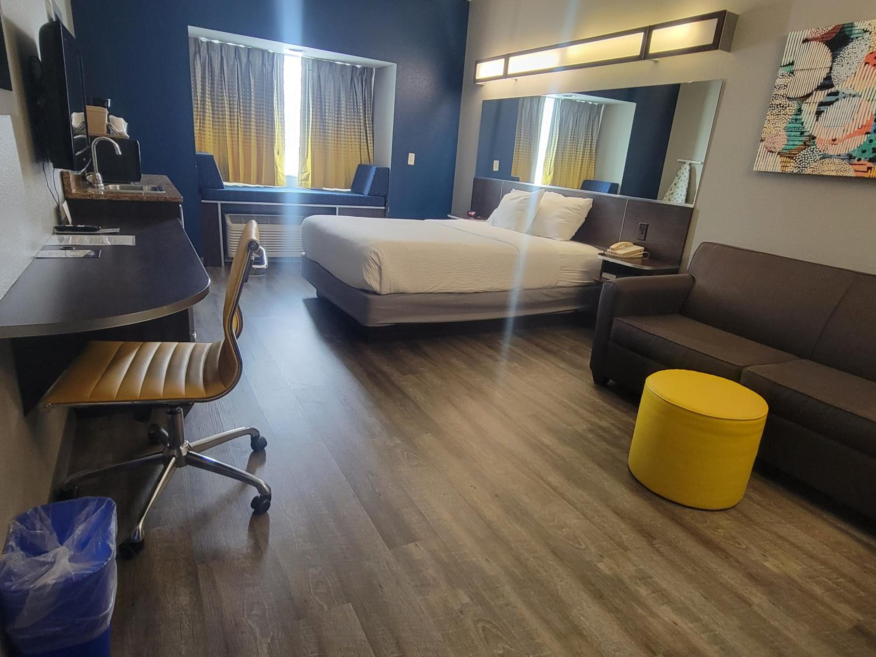 Queen Studio Suite - Mobility and Hearing Impaired Access/Non-Smoking photo 2