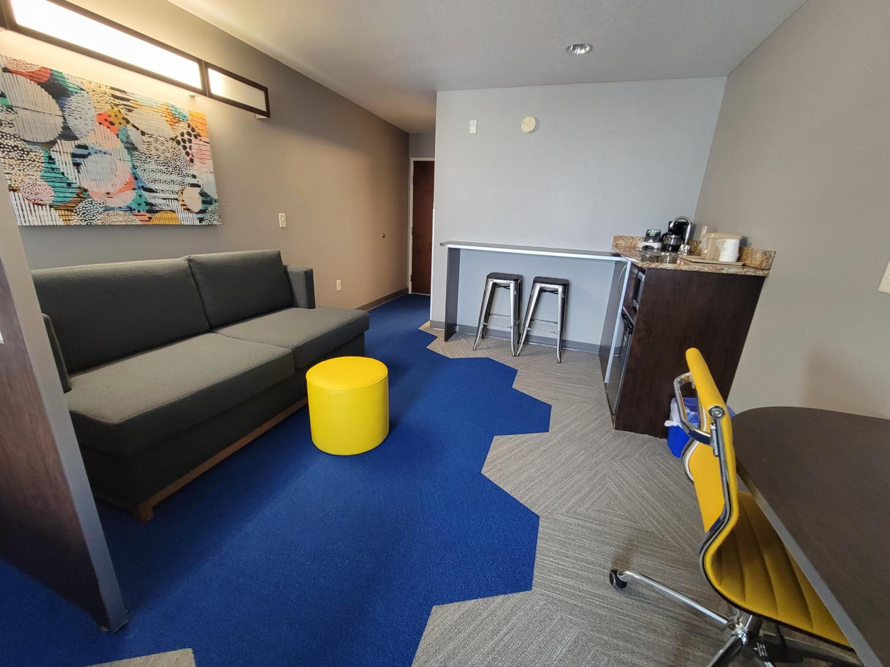Queen Studio Suite - Non-Smoking - Photo 1